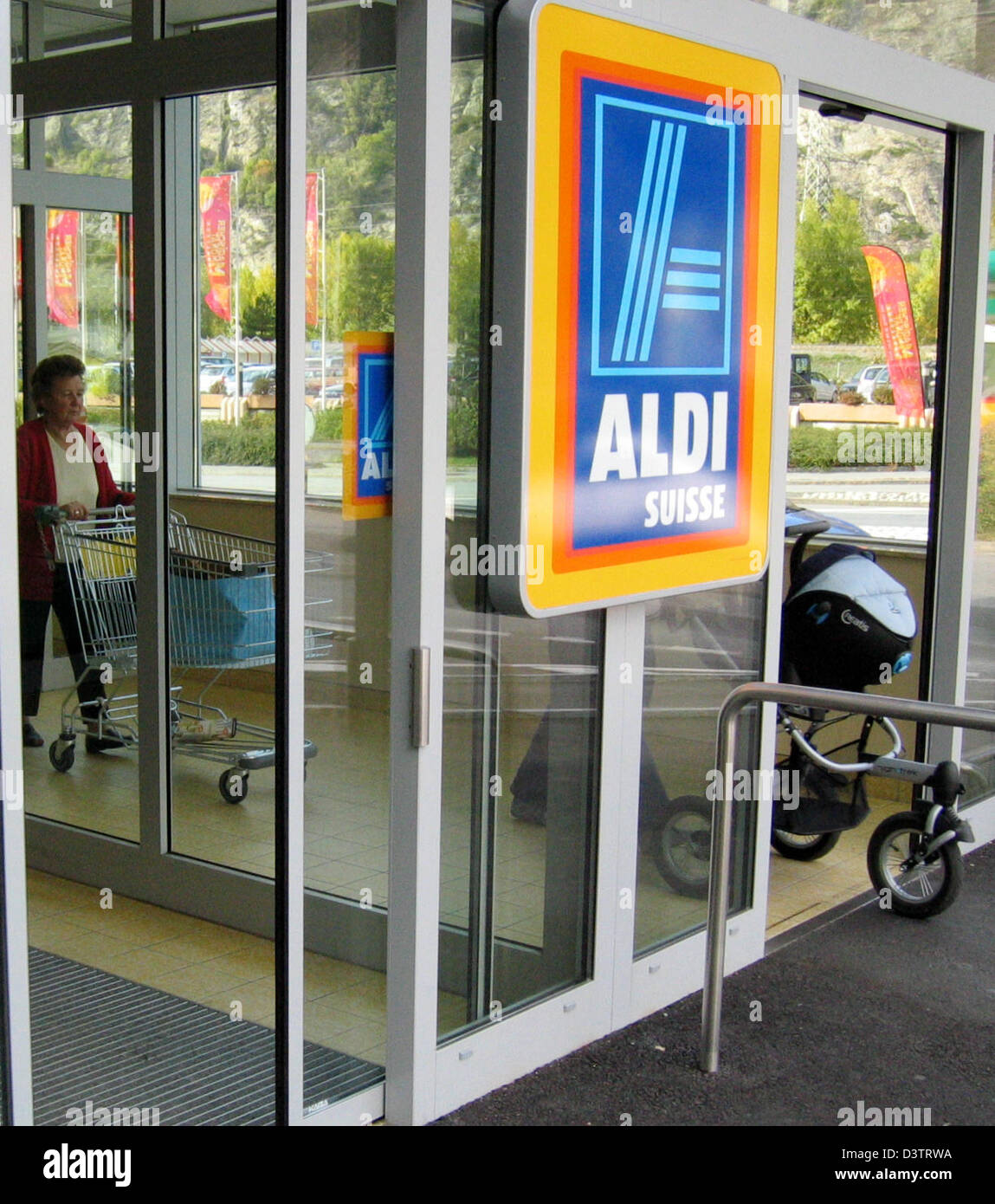 Les clients quittent un supermarché de discounter ALDI-Suisse à Visp, canton du Valais, Suisse, mercredi 18 octobre 2006. Photo : Kay Nietfeld Banque D'Images