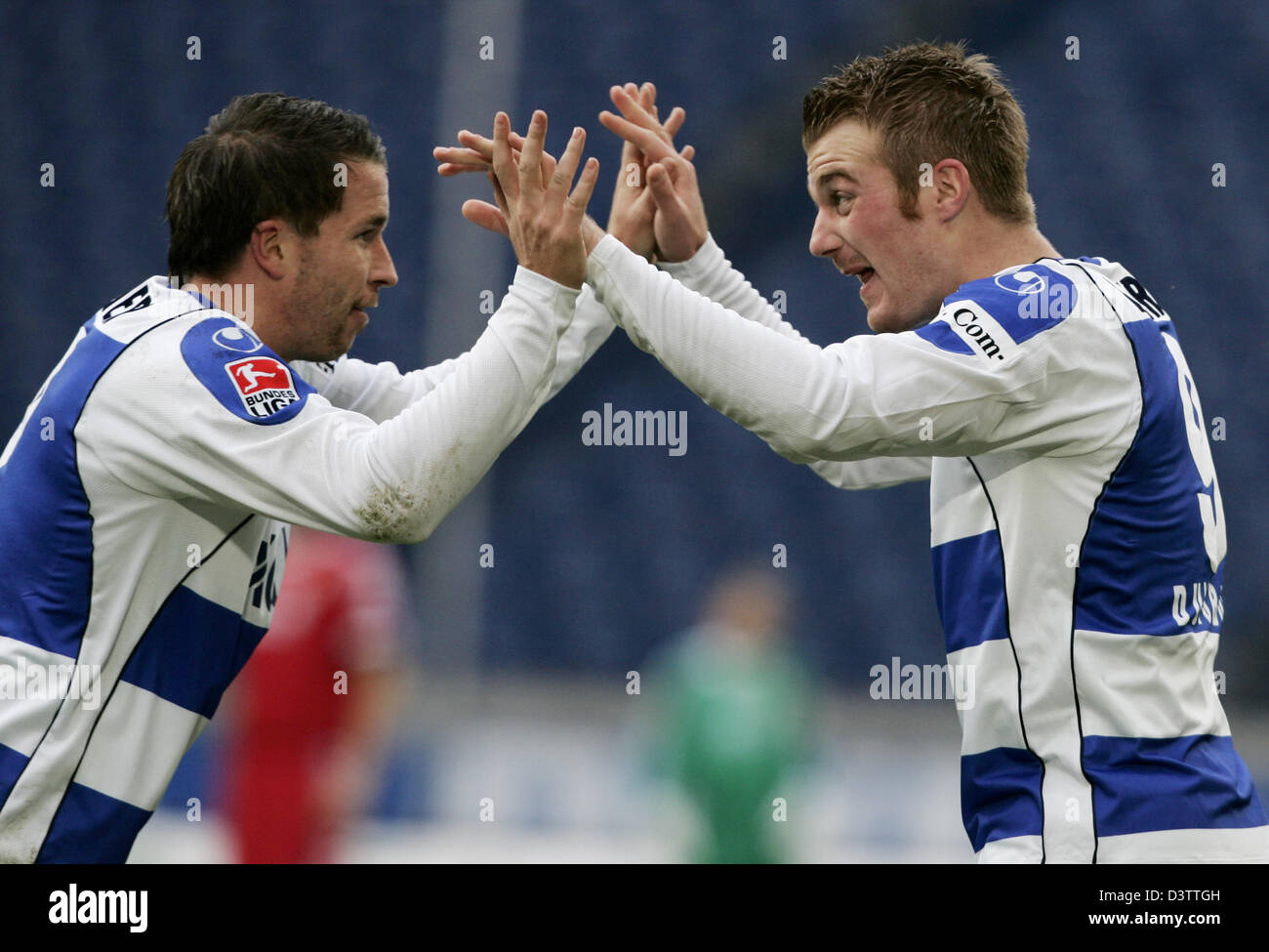 Les joueurs MSV Duisburg Christian Weber (L) et Klemen Lavric célèbrent leur victoire 0:3 dans le 2e match de Bundesliga contre le FC Augsburg MSV Arena à Duisburg, en Allemagne, dimanche, 12 novembre 2006. Photo : Roland Weihrauch (ATTENTION : période de blocage ! Le LDF permet la poursuite de l'utilisation des images dans l'IPTV, les services mobiles et autres technologies nouvelles seulement deux heures après th Banque D'Images