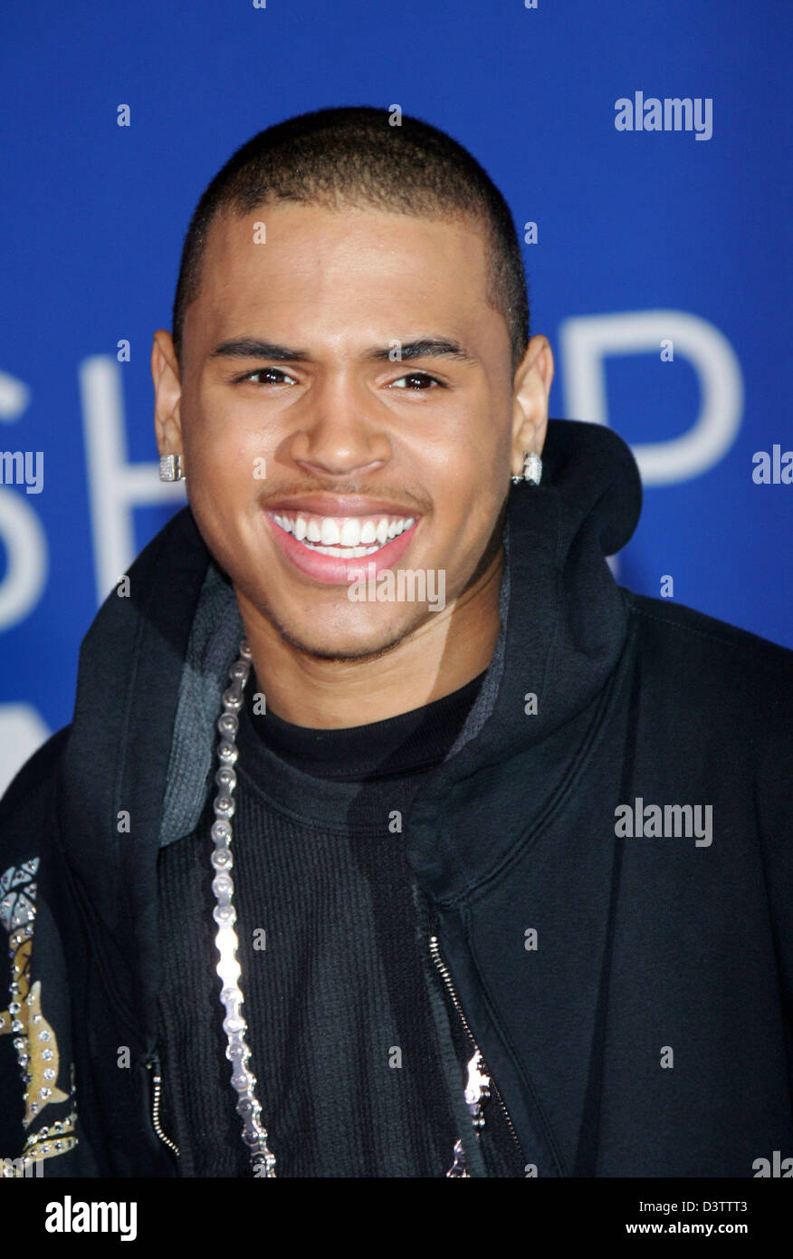 US-chanteur Chris Brown pose au cours de la World Music Awards à Earl's Court de Londres, Royaume-Uni, le mercredi 15 novembre 2006. Le World Music Awards est une cérémonie internationale qui honore les artistes en fonction de leur popularité et les chiffres de ventes dans le monde entier. Photo : Hubert Boesl Banque D'Images