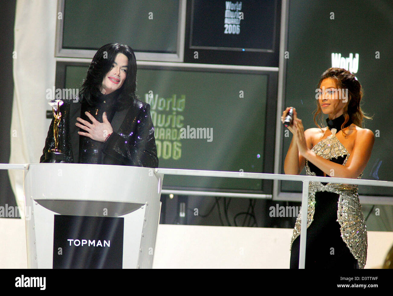 Michael Jackson reçoit le Diamond Award des mains de Beyonce lors du World Music Awards à Earl's Court de Londres, Royaume-Uni, le mercredi 15 novembre 2006. Le World Music Awards est une cérémonie internationale qui honore les artistes en fonction de leur popularité et les chiffres de ventes dans le monde entier. Photo : Hubert Boesl Banque D'Images