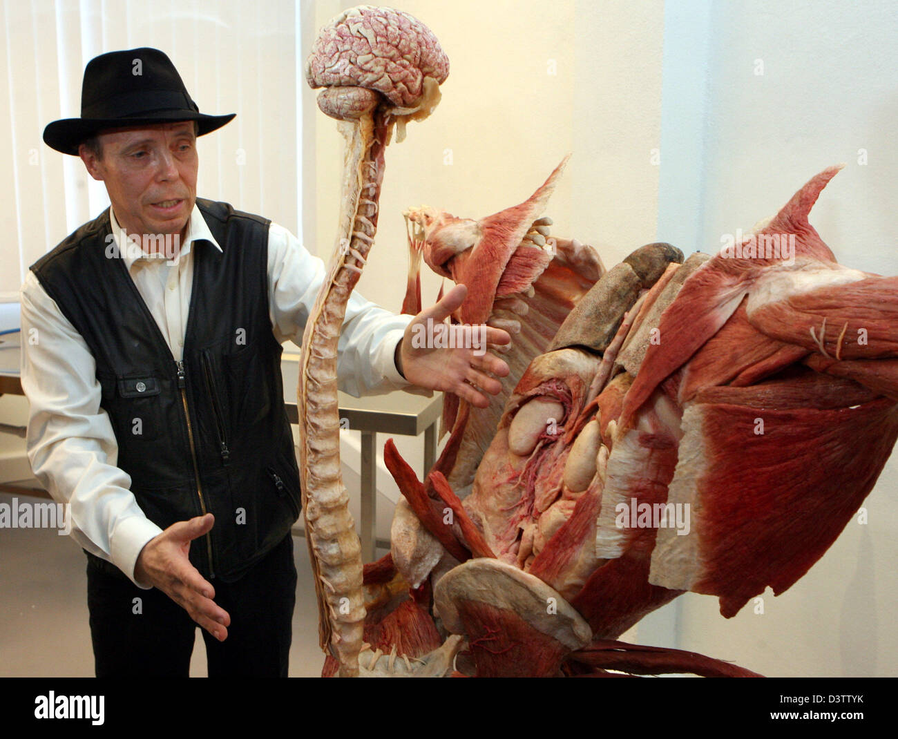 Plastinator controversé Gunther von Hagens photographiée avec un plastinate à l'ouverture de son "Plastinarium" à Guben, Allemagne, 16 novembre 2006. La "Plastinarium" est constitué d'une exposition sur l'histoire de l'anatomie, un studio plastination pour l'homme et l'animal ainsi qu'un modèle de montre. L'église Protestan ont protesté contre l'immeuble avec un piquet. Le Palastinate GmbH Bahnhofstraße emp Banque D'Images