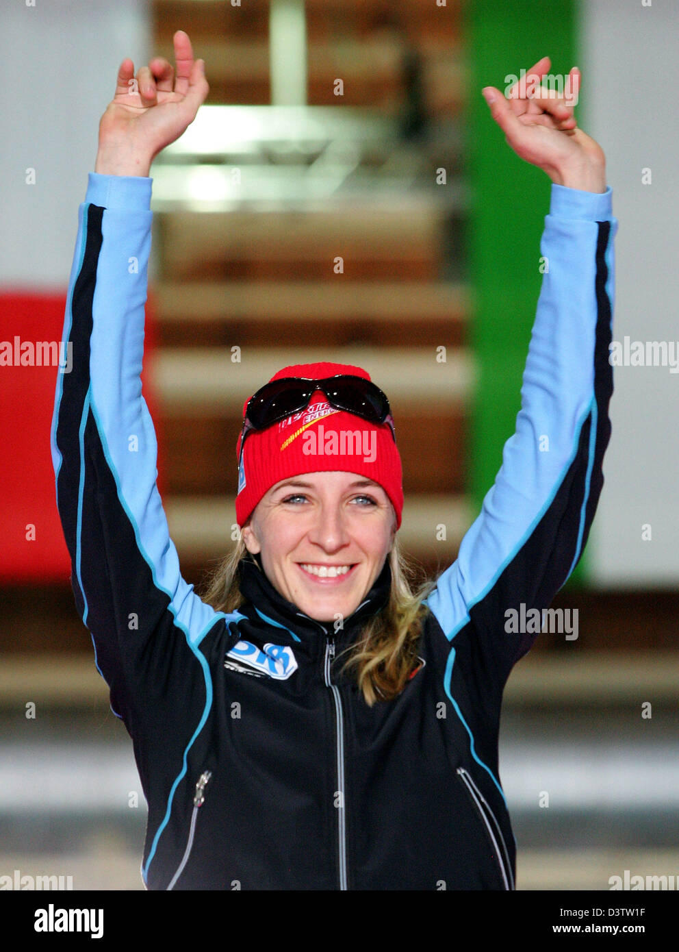 La patineuse de vitesse Allemande Anni Friesinger cheers sur le podium