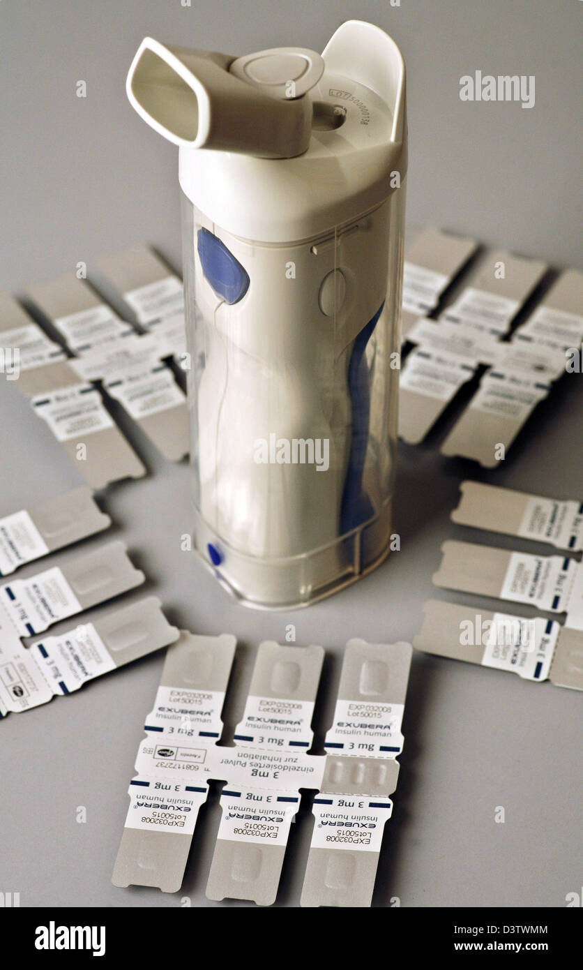 L'insuline en blister affiché à côté d'un dispositif d'inhalation, qui est  offert par la société pharmaceutique Pfizer sous le nom de "Exubera', à  Francfort-sur-Main, Allemagne, lundi 20 novembre 2006. Le médicament est