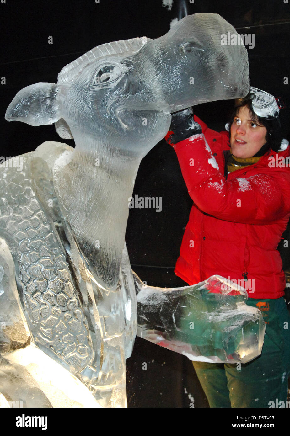 Artiste glace Hanneke de formules d'une sculpture de Tony 'rapide' lors de  la préparation de la 4e monde des glaces ayant lieu par la devise 'Ice Age  2 - maintenant c'est la