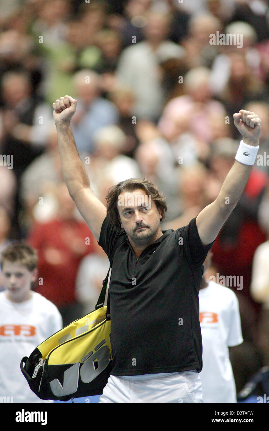 La légende du tennis français Henri Leconte acclamations pour les fans au spectacle 'tennis Boris Becker & friends' à Coblence, Allemagne, 24 novembre 2006. Photo : Thomas Frey Banque D'Images