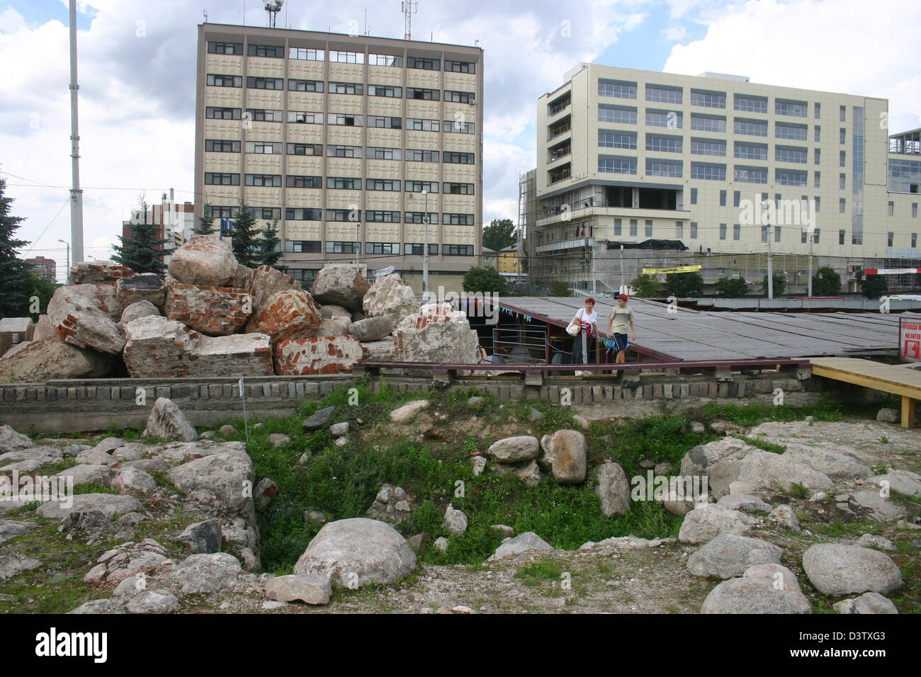 Reste à paroi épaisse et blocs erratiques à monter le site de fouilles de l'Palace Kaliningrad Kaliningrad en Russie, 15, août 2006. Pendant trois ans, les archéologues sont Russes d'excaver les caves du palais dynamité en 1969. Ils sont également à la recherche des traces de la célèbre chambre d'Ambre perdu dans les derniers jours de la DEUXIÈME GUERRE MONDIALE. Historique russe Sergei Trifonov prétend avoir trouvé le voyant orange Ro Banque D'Images