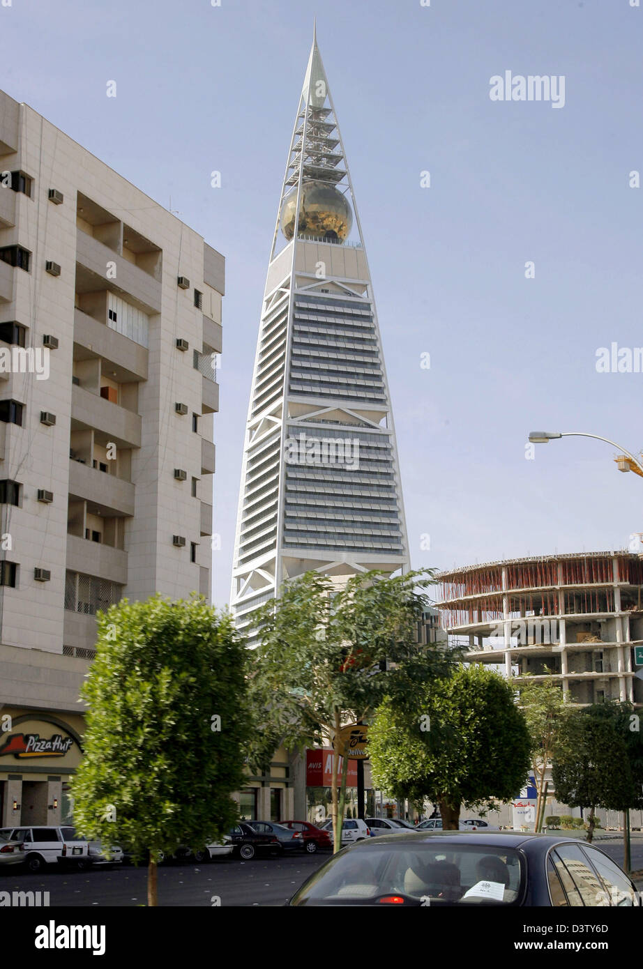 Vue sur les 276 mètres de la tour Al Faisaliah conçu par l'architecte britannique Sir Norman Foster à Riyadh, Arabie saoudite, le 15 novembre 2006. Photo : Grimm par les pairs Banque D'Images
