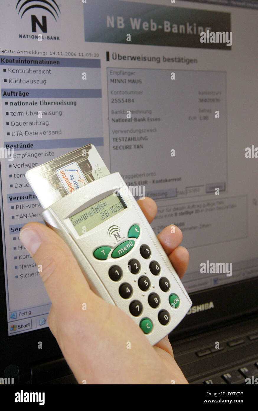 La photo montre un appareil de lecture de carte de l'Autriche devant un écran avec des données bancaires en ligne à Essen, en Allemagne, le mardi 14 novembre 2006. L'appareil dans le cadre d'une carte du client crée un numéro TAN. Le "Phishing" est une méthode commune de vol de données dans l'Internet. Photo : Bernd Thissen Banque D'Images