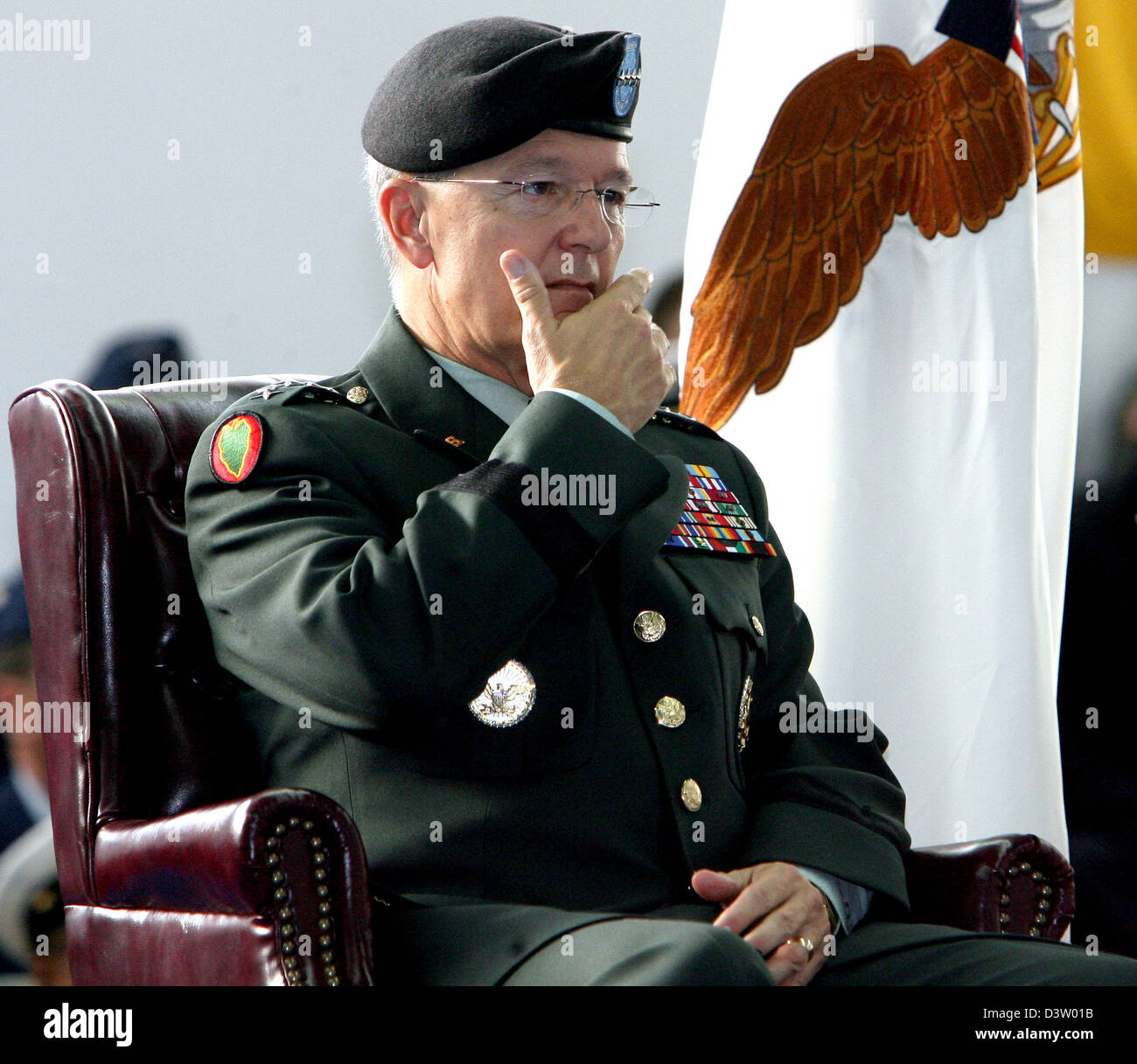 La photo montre général Bantz J. Craddock à Stuttgart, Allemagne, le lundi 4 décembre 2006. Il prend le commandement des forces américaines en Europe lors d'une cérémonie officielle au siège des forces américaines en Europe (EUCOM) dans la région de Stuttgart-Vaihingen. Photo : Norbert Foersterling Banque D'Images