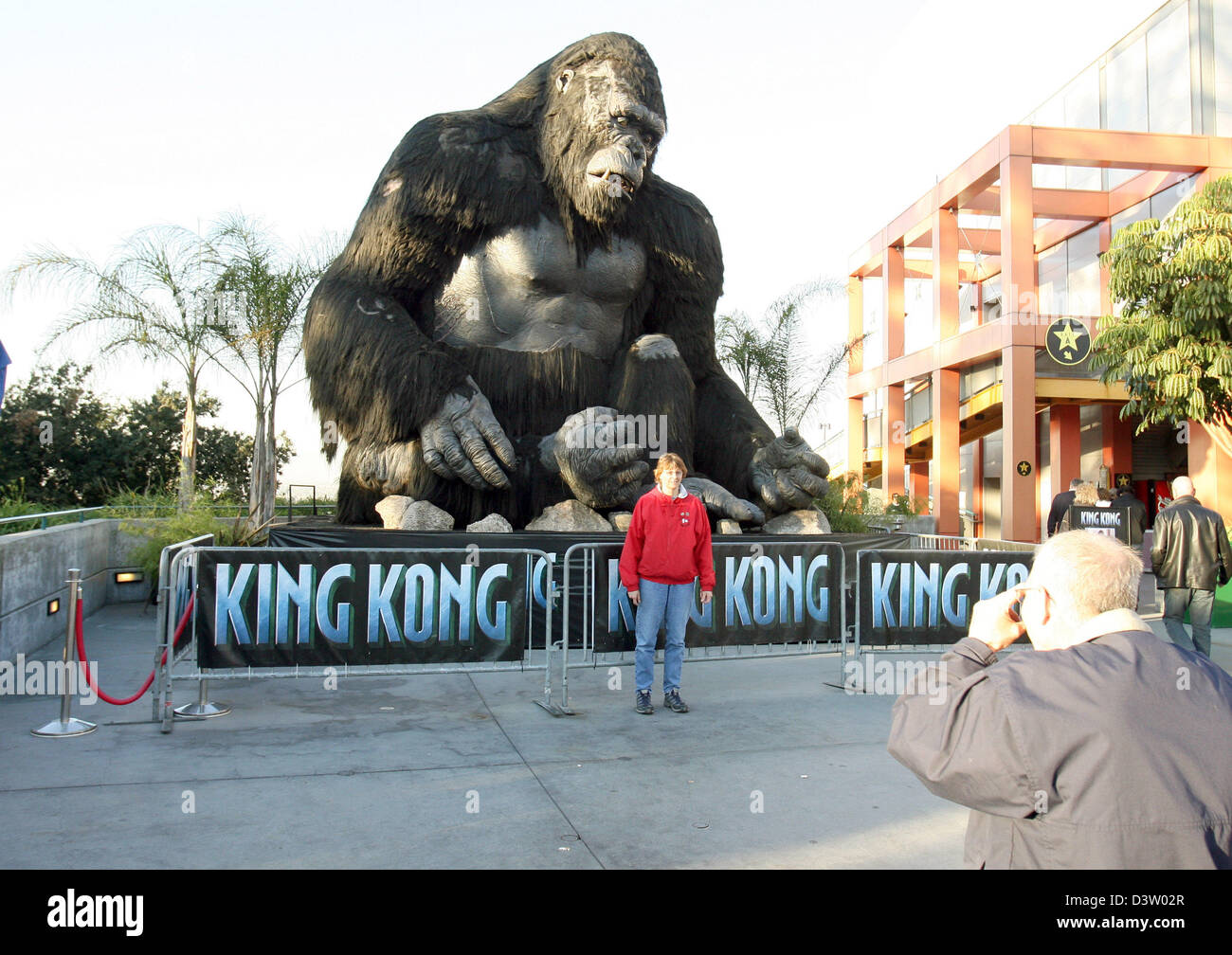 Un visiteur prend des photos de sa femme en face d'un grand modèle de King Kong dans les locaux de l'Universal Studios à Hollywood, Los Angeles dans l'état de Californie, USA, le 30 novembre 2006. Photo : Uli Deck Banque D'Images