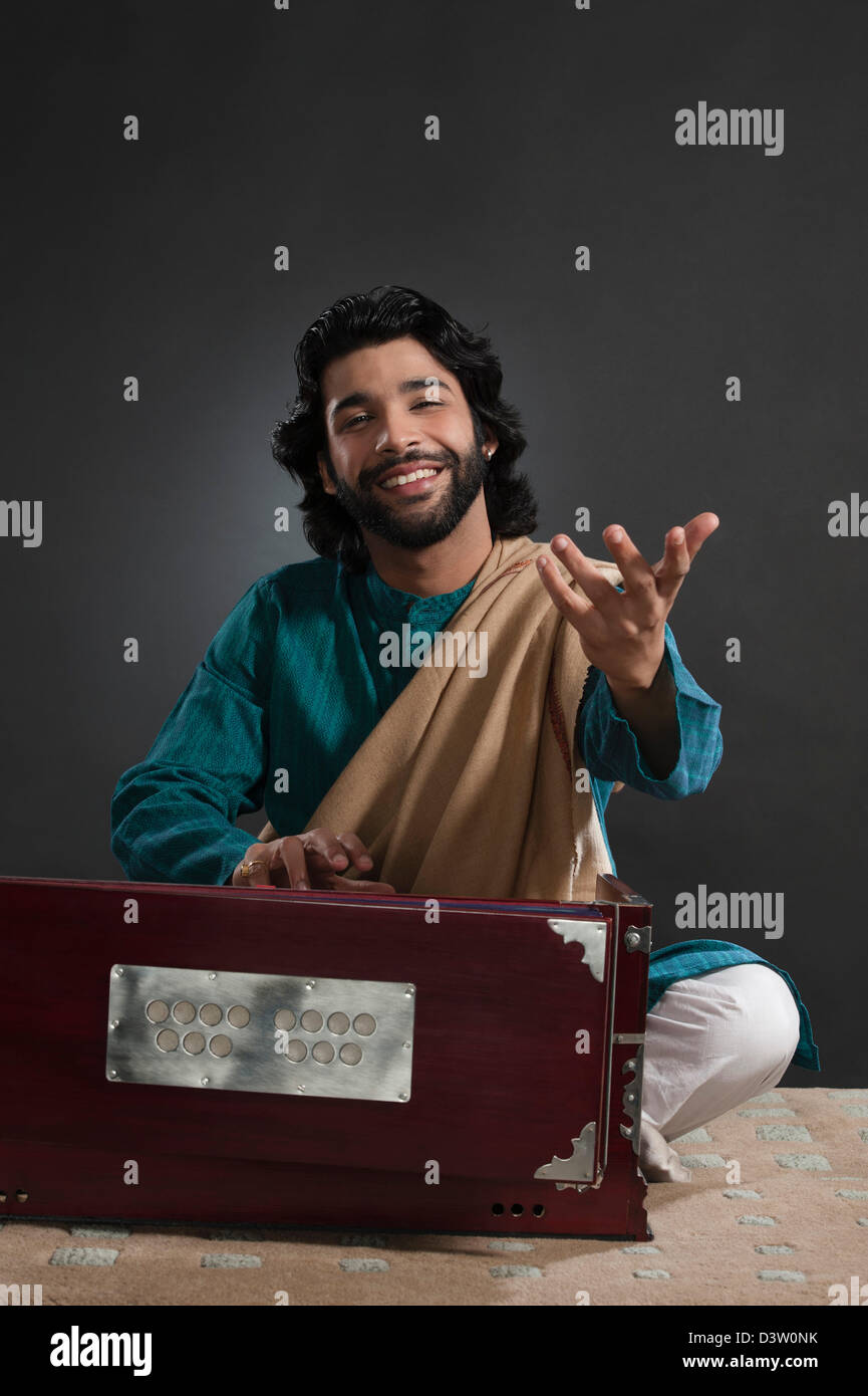 Un musicien indien jouant harmonium Banque de photographies et d’images