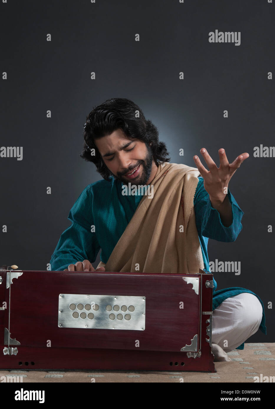 Un musicien indien jouant harmonium Banque de photographies et d’images