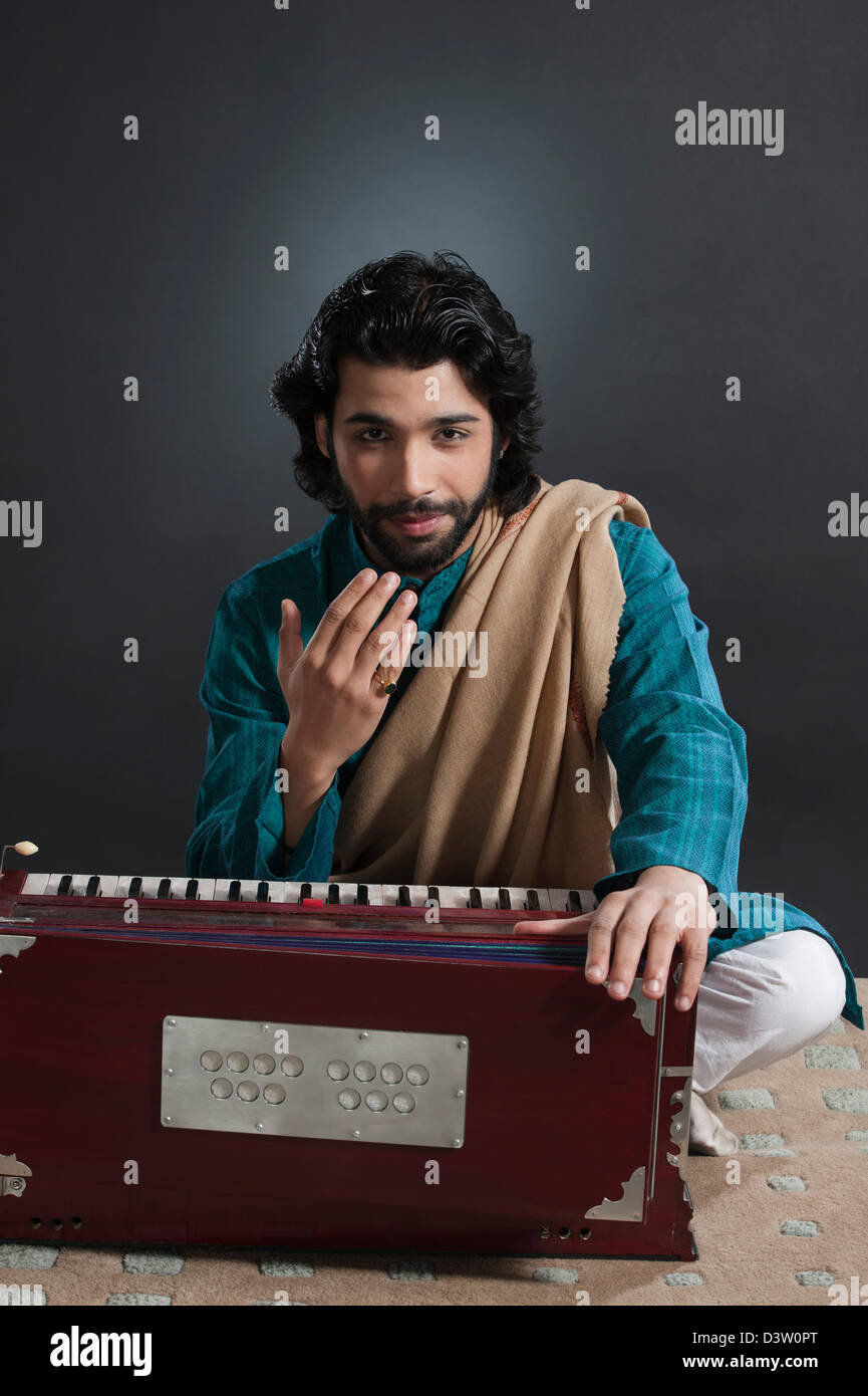 Un musicien indien jouant harmonium Banque de photographies et d’images