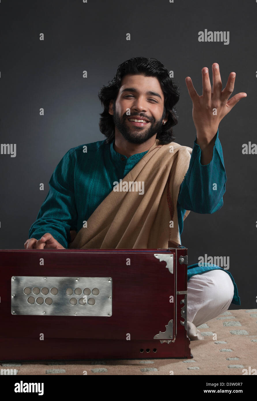 Un musicien indien jouant harmonium Banque de photographies et d’images