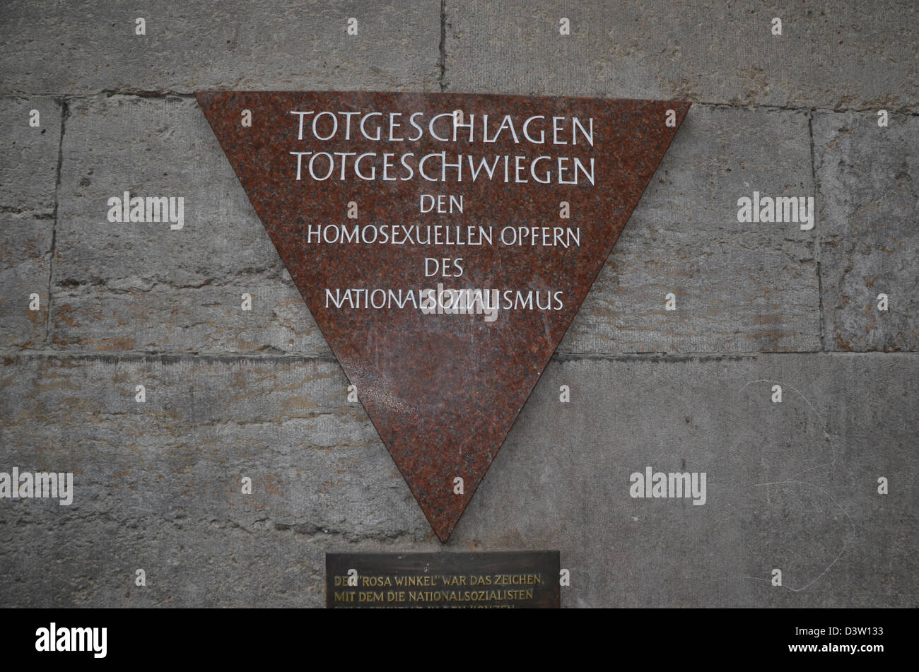 Allemagne, Berlin, Nollendorfplatz, le gay pink triangle plaque commémorative pour les homosexuels assassinés par le régime nazi. Banque D'Images