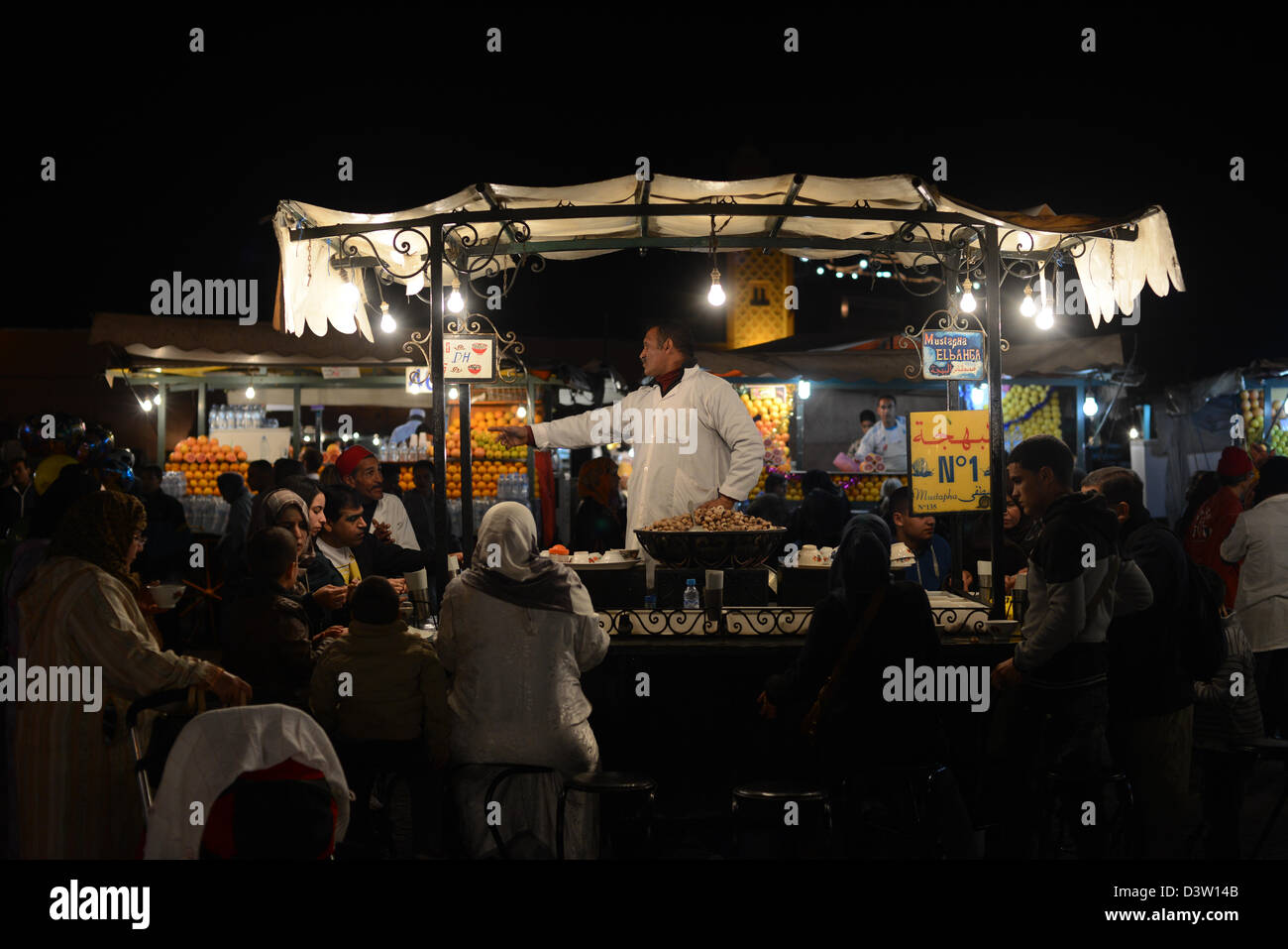 Vente d'escargots à l'homme d'un petit open air restaurants dans Jemaa-El-Fna, Marrakech Banque D'Images