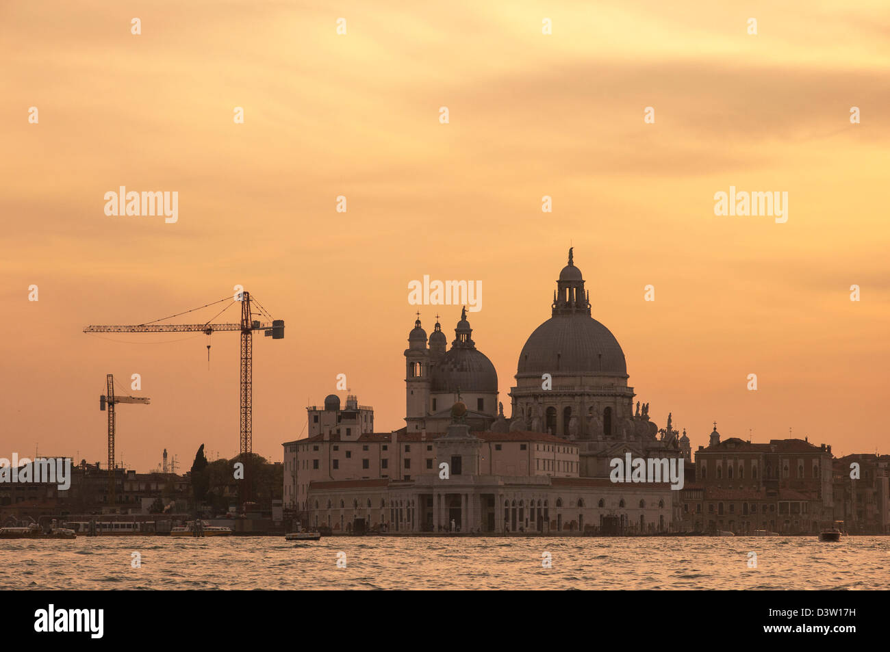 Santa Maria della Salute avec fond de ciel orange Banque D'Images