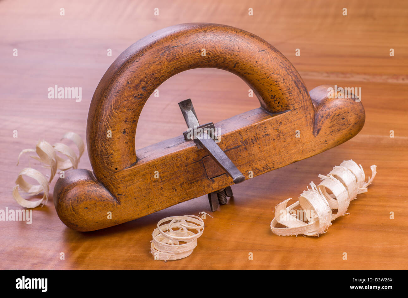 Ancien routeur avion de copeaux sur une carte en bois de cerisier Banque D'Images