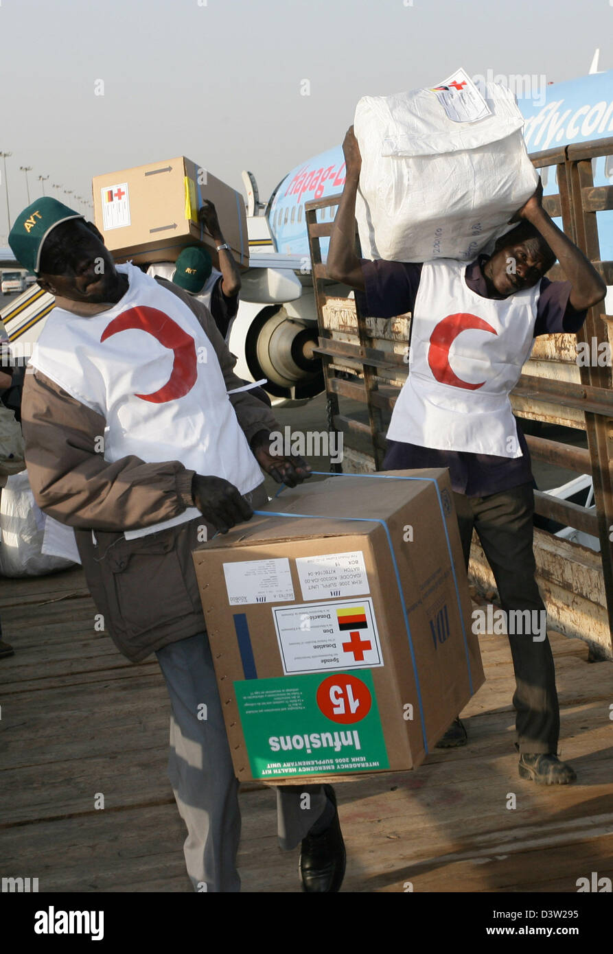 Les travailleurs membres du personnel de l'organisation des secours de la demi-lune rouge soudanais décharger 17 tonnes de fournitures de secours à partir d'un Boeing 737-800 cargo) à l'aéroport de Khartoum, Soudan, le mercredi, 06 décembre 2006. Les secours d'une valeur de plus de 200,000 euros, y compris des moustiquaires, sonographs, tables de livraison et de premiers soins seront transportés jusqu'à la Croix-Rouge allemande (DRK) santé stati Banque D'Images