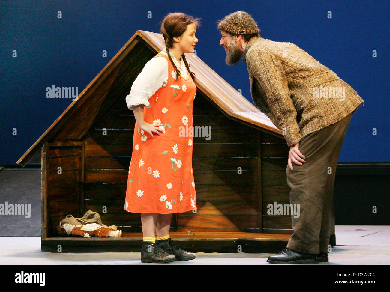 (L-R) Svenja Kruse comme Heidi et Manfred Ohnoutka Almoehi que répéter une scène de la comédie musicale "Heidi" à Dessau, Allemagne, 6 décembre 2006. Encore de la célèbre sa première Allemande aujourd'hui, le vendredi 08 décembre 2006. L'histoire bien connue raconte le destin de peu d'Heidi déménagement de l'idéal de monde Alpes la ville allemande de Francfort et les parallèles de Heidi et son créateur auteur suisse J Banque D'Images