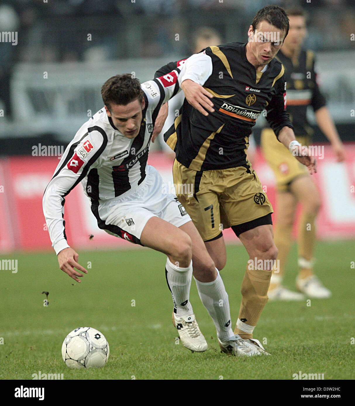 Markus Feulner (R) de Mayence Michael Delura fautes Moenchengladbach (L) au cours de la Bundesliga match Borussia Moenchengladbach vs FSV Mainz 05 au Borussia Park Stadium de Moenchengladbach, Allemagne, samedi, 09 décembre 2006. Photo : Achim Scheidemann (ATTENTION : période de blocage ! Le LDF permet la poursuite de l'utilisation des images dans l'IPTV, les services mobiles et autres nouvelles techno Banque D'Images