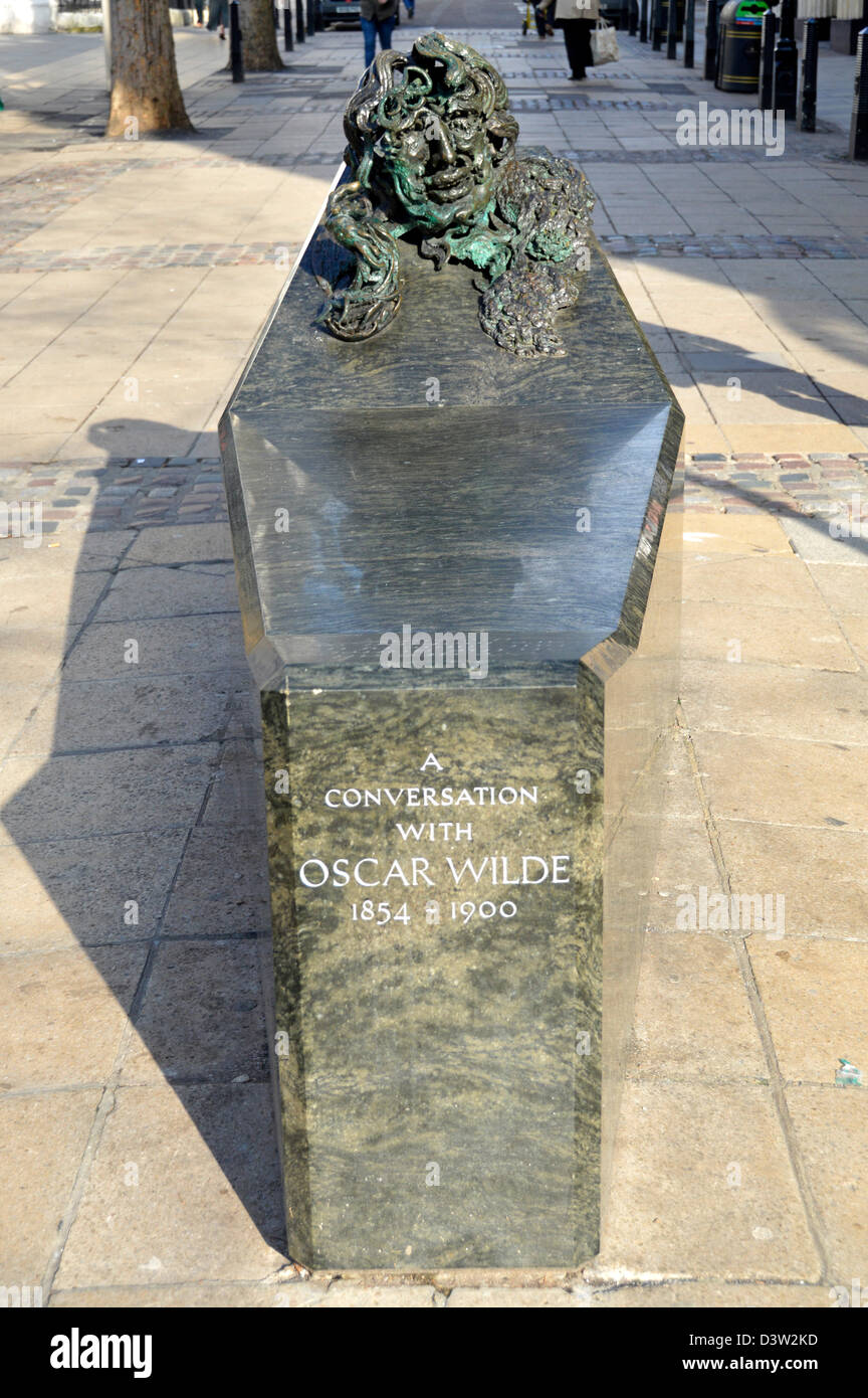 Oscar Wilde sculpture par Maggi Hambling appelé une conversation avec Oscar Wilde en granit vert et bronze Banque D'Images