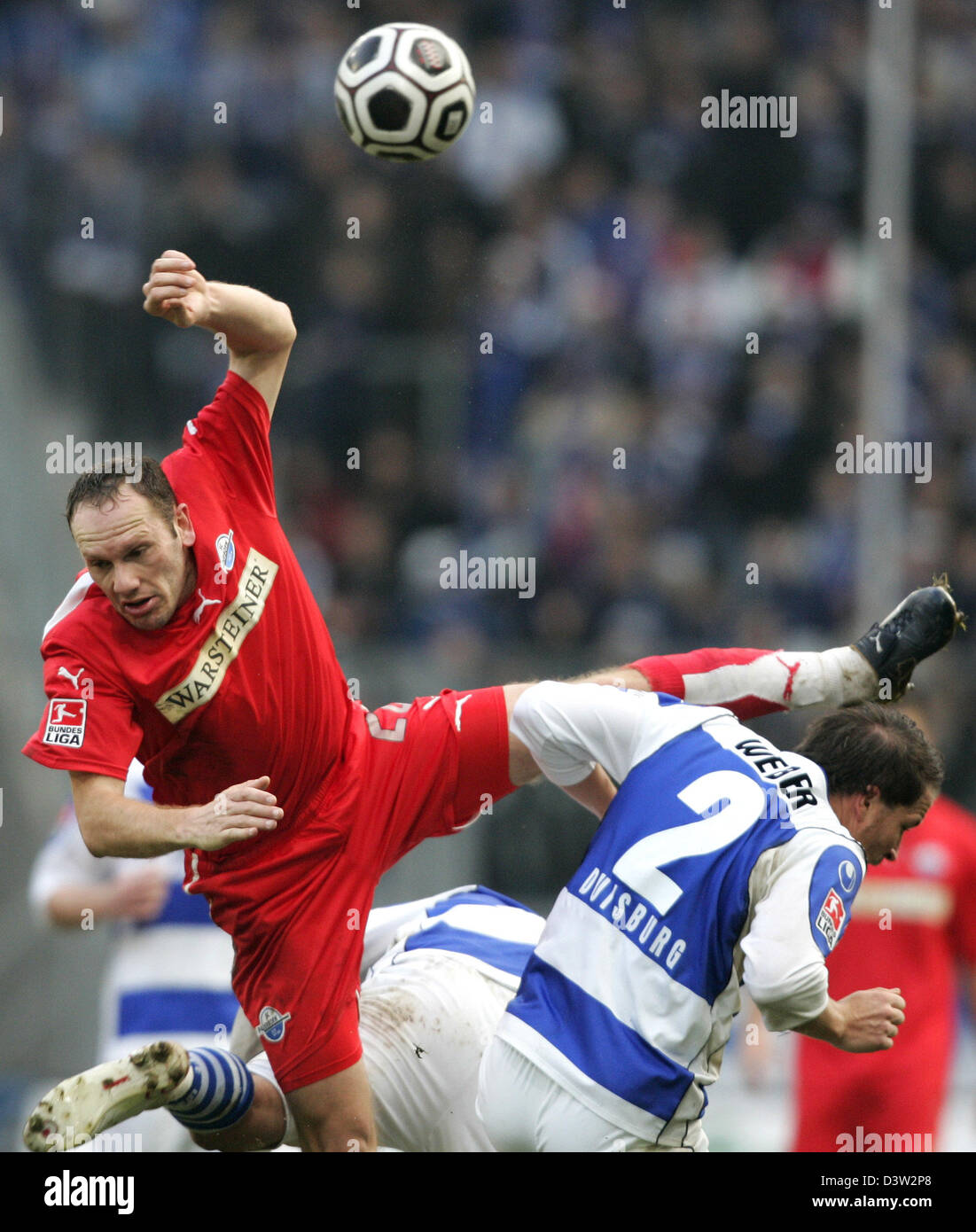 Christian Weber (R) de Duisburg et Erwin Koen (L) de Paderborn automne après un duel au cours de la position de deuxième division de la Bundesliga match MSV Duisburg vs SC Paderborn 07 MSV à l'Arena Stadium de Duisburg, Allemagne, dimanche, 10 décembre 2006. Photo : Roland Weihrauch (ATTENTION : période de blocage ! Le LDF permet la poursuite de l'utilisation des images dans l'IPTV, les services mobiles et d'autres n Banque D'Images