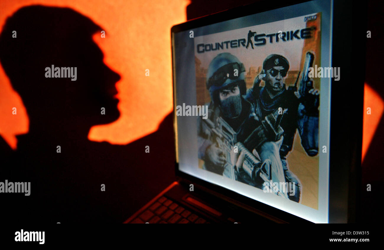 (Afp) - l'ombre d'un adolescent qui joue le jeu d'ordinateur litigieux 'Counter Strike' sur son ordinateur portable est représenté à la Frankfurt Oder, Allemagne, 05 novembre 2006. Les exigences des lois contre les jeux de tueurs étaient à craindre. Comme toujours lorsque de nouveaux dangers semblent se poser en Allemagne, comme après le massacre à Emsdetten et les mises en garde contre d'autres s'exécute, amok Baden Banque D'Images