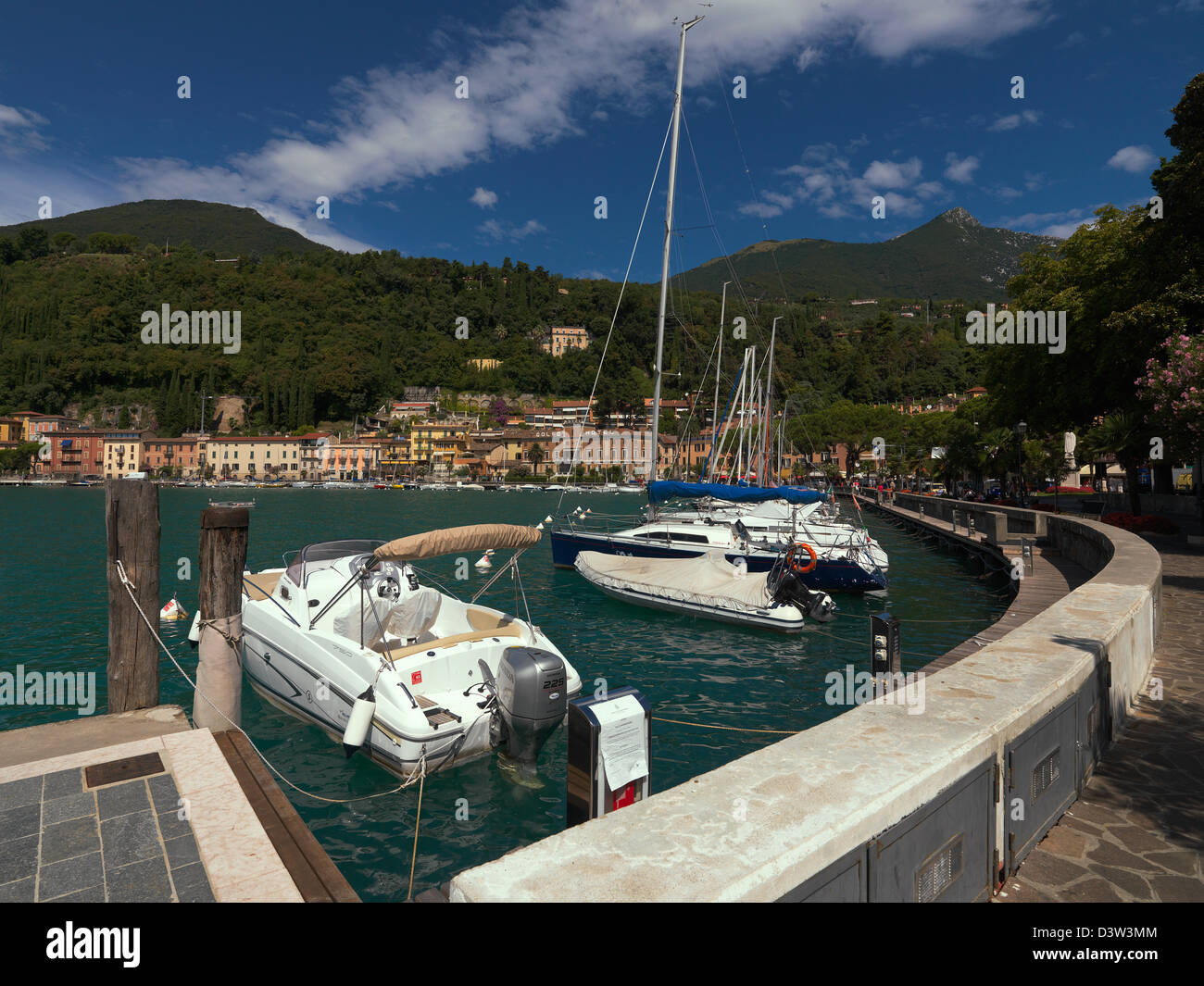 Châteauneuf-sur-Isère, France, bateaux à moteur et voiliers dans le port de San Luigi Banque D'Images