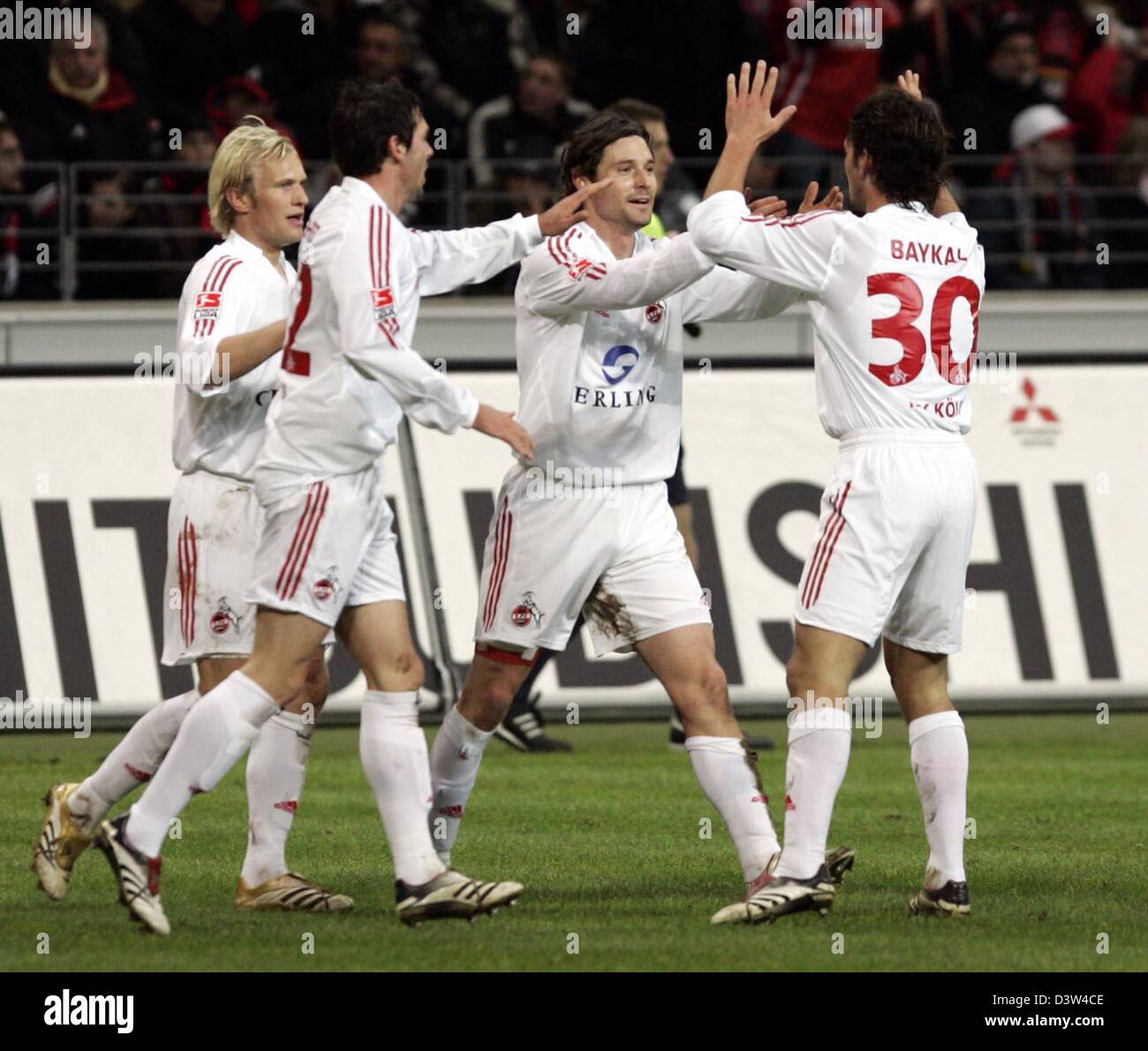 1.FC Cologne, Pekka Lagerblom, Fabrice Ehret et Bayal Kulaksizoglu (L-R) félicite Peter Madsen (2e à partir de la R) pour ses 1-1 but durant le dernier tour de la coupe d'Allemagne 16 match contre l'Eintracht Frankfurt au stade Commerzbank-Arena à Francfort-sur-Main, Allemagne, mardi 19 décembre 2006. Francfort avait besoin de plus de temps pour battre de deuxième division 3-1, Cologne avec Takahara et Kirgiakos Banque D'Images