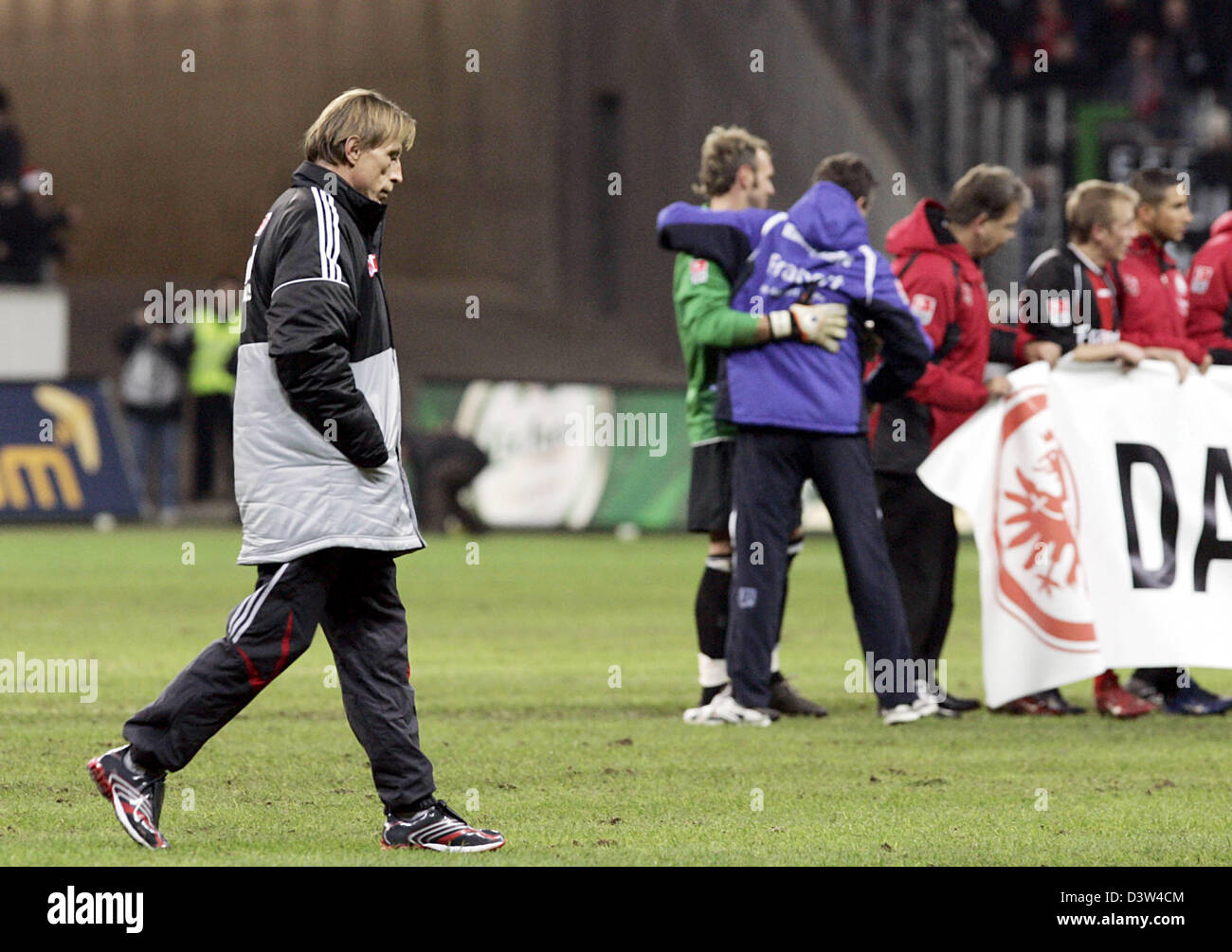 1.FC Cologne, entraîneur en chef Christoph Daum (L) passe un groupe de joueurs d'jubilating Eintracht Frankfurt après la dernière ronde de coupe d'Allemagne 16 match au stade Commerzbank-Arena à Francfort-sur-Main, Allemagne, mardi 19 décembre 2006. Francfort avait besoin de plus de temps pour battre de deuxième division 3-1, Cologne avec Takahara et Kirgiakos fixant la victoire de Francfort après un nul 1-1 en regulatio Banque D'Images