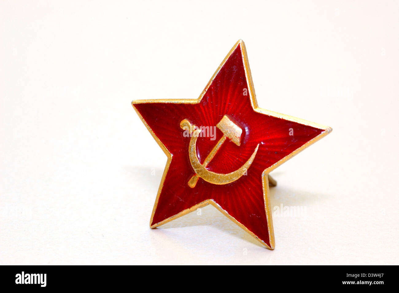 La photo non datée montre une étoile soviétique, le symbole communiste de l'ex UdSSR, un pentagramme sur fond rouge avec un marteau et une faucille en 2006. Photo : Romain Fellens Banque D'Images