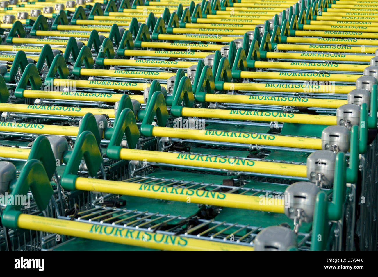 Gros plan supermarché chariot de vente répétition étiquettes de marque à Morrisons commerce de détail alimentation épicerie magasin Maldon Essex Angleterre Royaume-Uni Banque D'Images