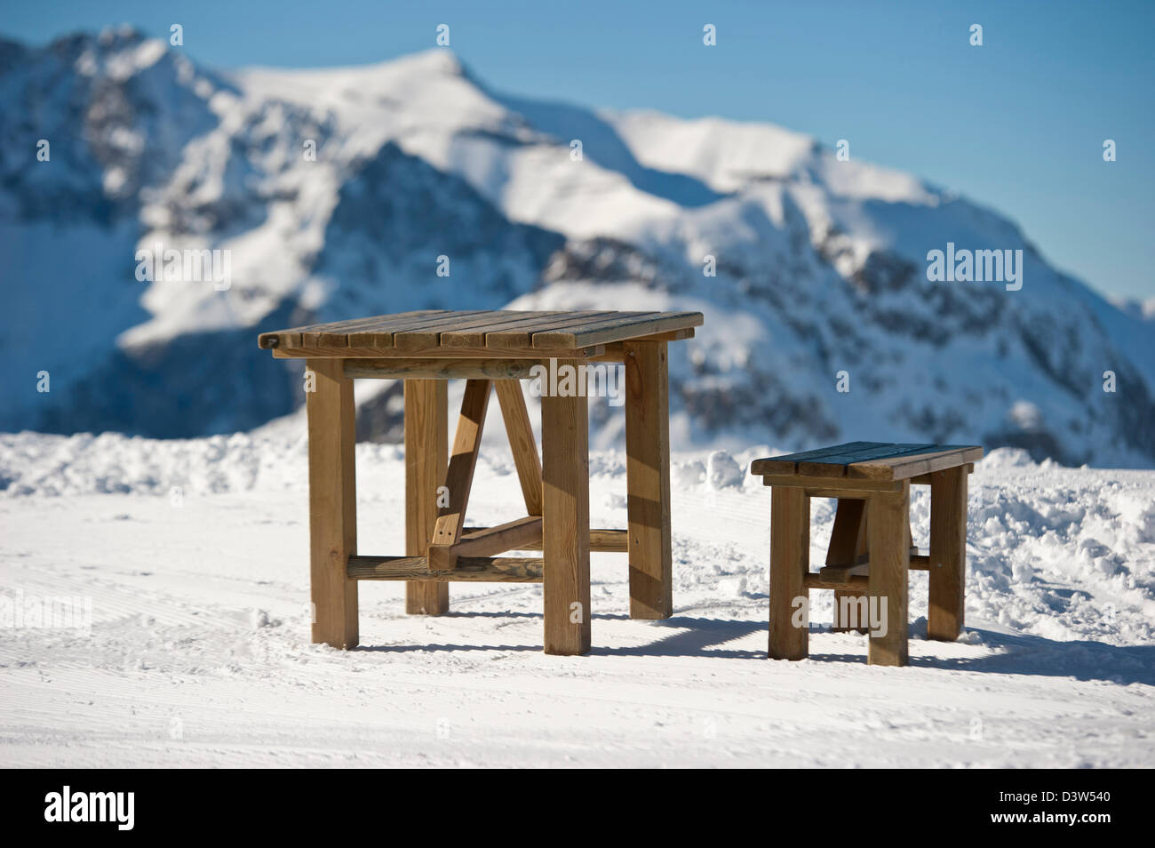 Une table et banc en haut d'une montagne dans les Alpes Banque D'Images