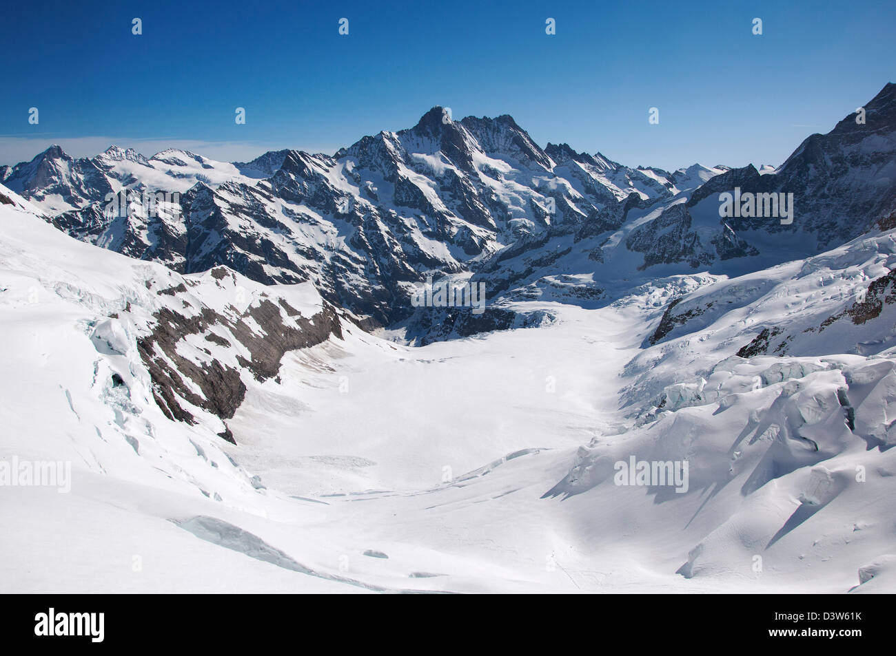 Une vue de sommets de montagnes alpin suisse vu de tunnel Eismeer point de station Banque D'Images