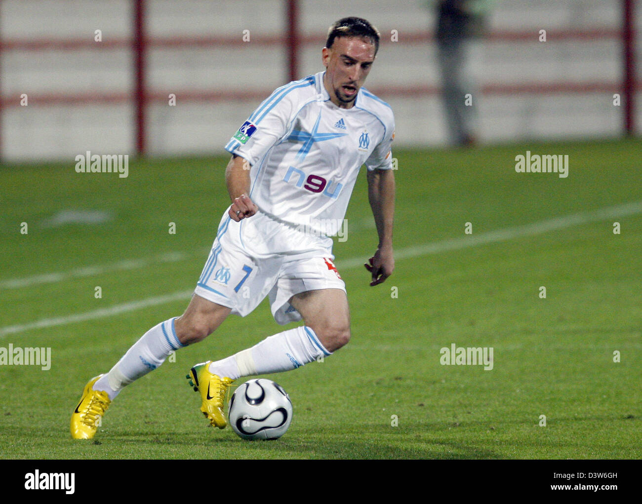 Franck Ribery de Ligue 1 club Olympique Marseille contrôle la balle lors d'un match contre un club italien de Série Lazio Rome au stade de football d'Al Ahli Dubai, Émirats arabes unis, lundi 8 janvier 2007. Munich a officiellement repris son intérêt dans la signature internationale Français Ribery. Le directeur général du club, Uli Hoeness a profité de l'occasion des deux clubs participant à Banque D'Images