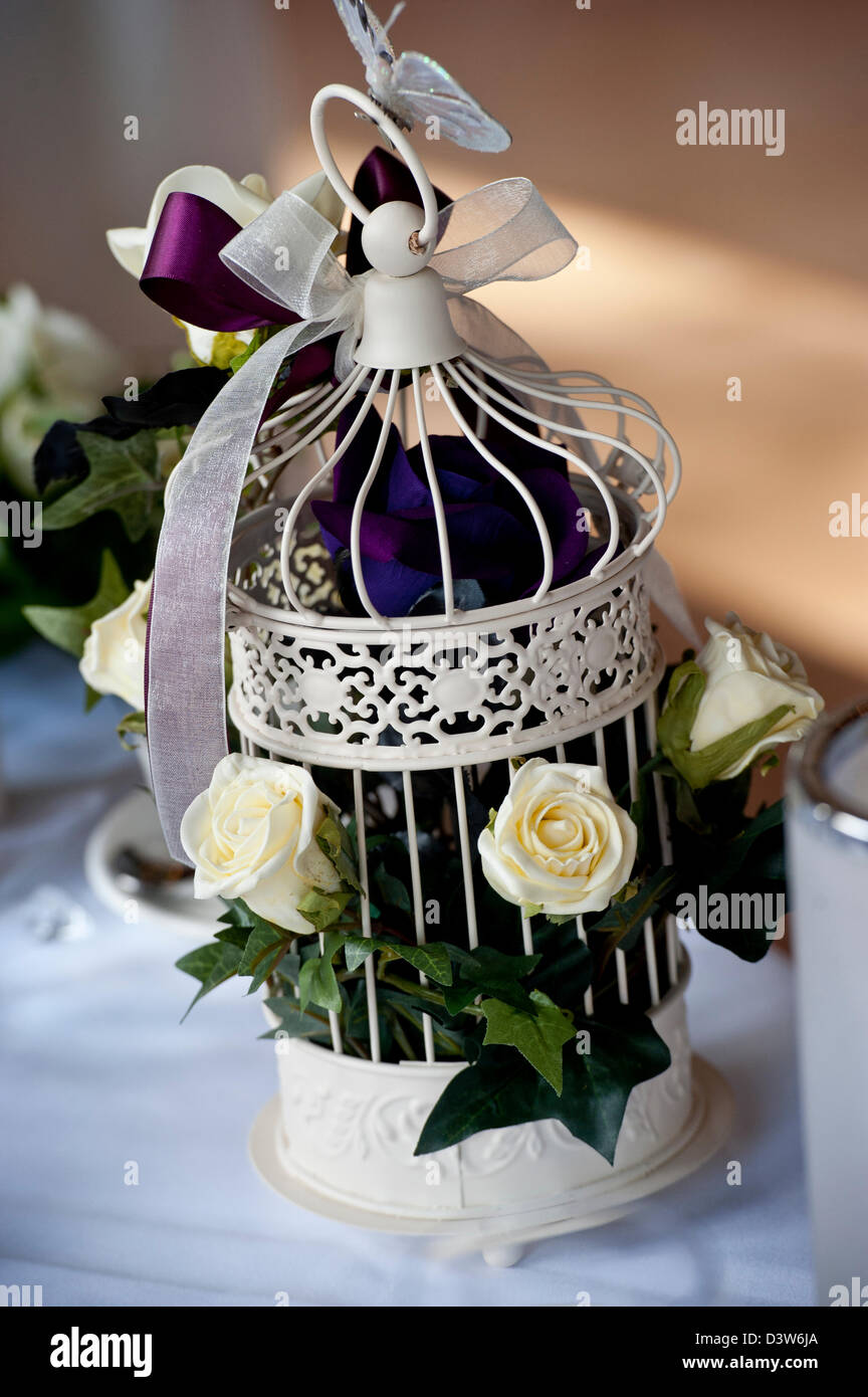 Une Cage à Oiseaux Utilisés Comme Décoration De Fleurs Sur