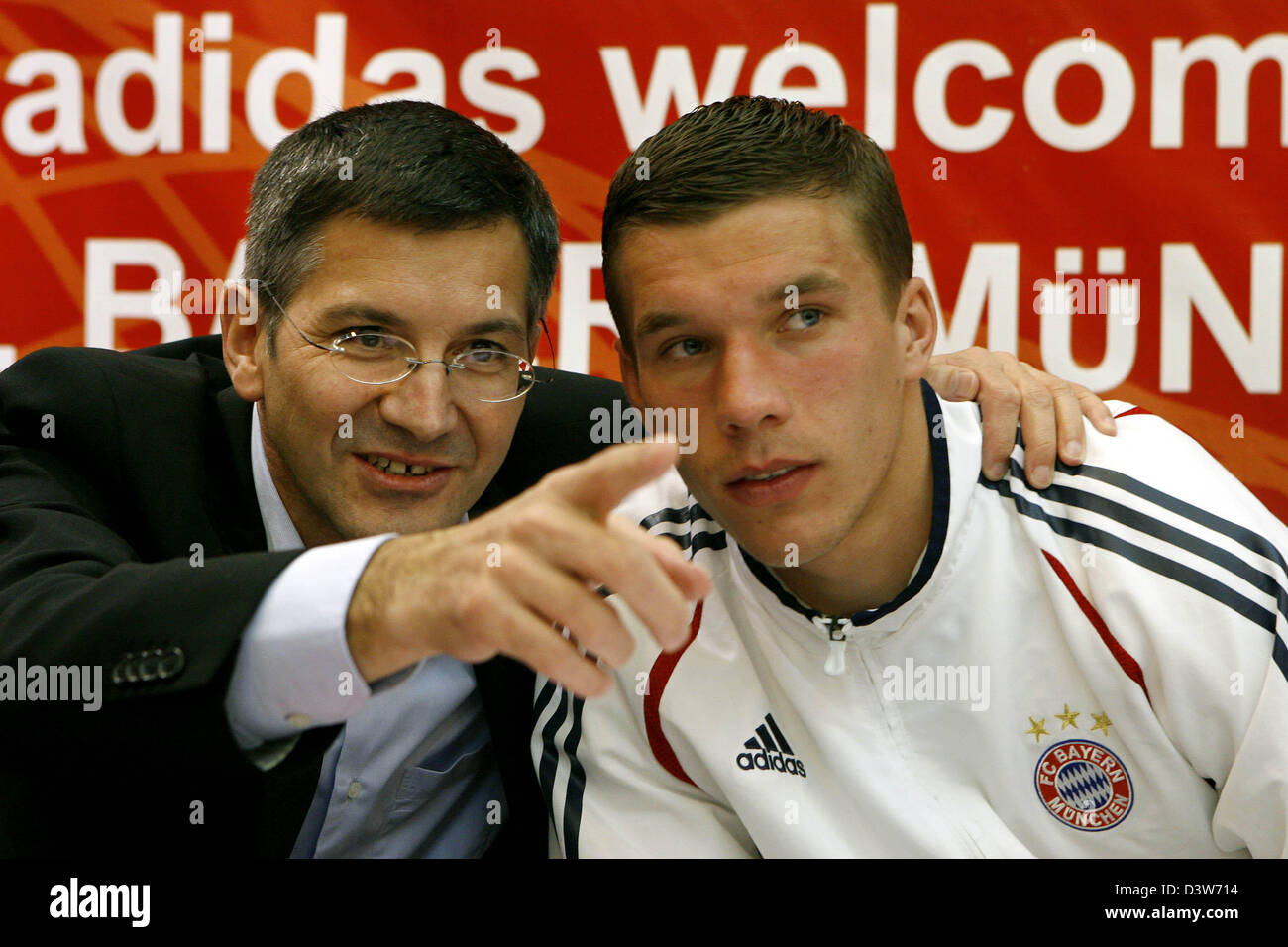 Herbert Hainer CHEF Adidas (L) s'entretient avec Lukas Podolski du FC Bayern  Munich pendant une séance d'autographes dans un magasin adidas à Dubaï,  Émirats arabes unis, le jeudi 11 janvier 2207. Photo :