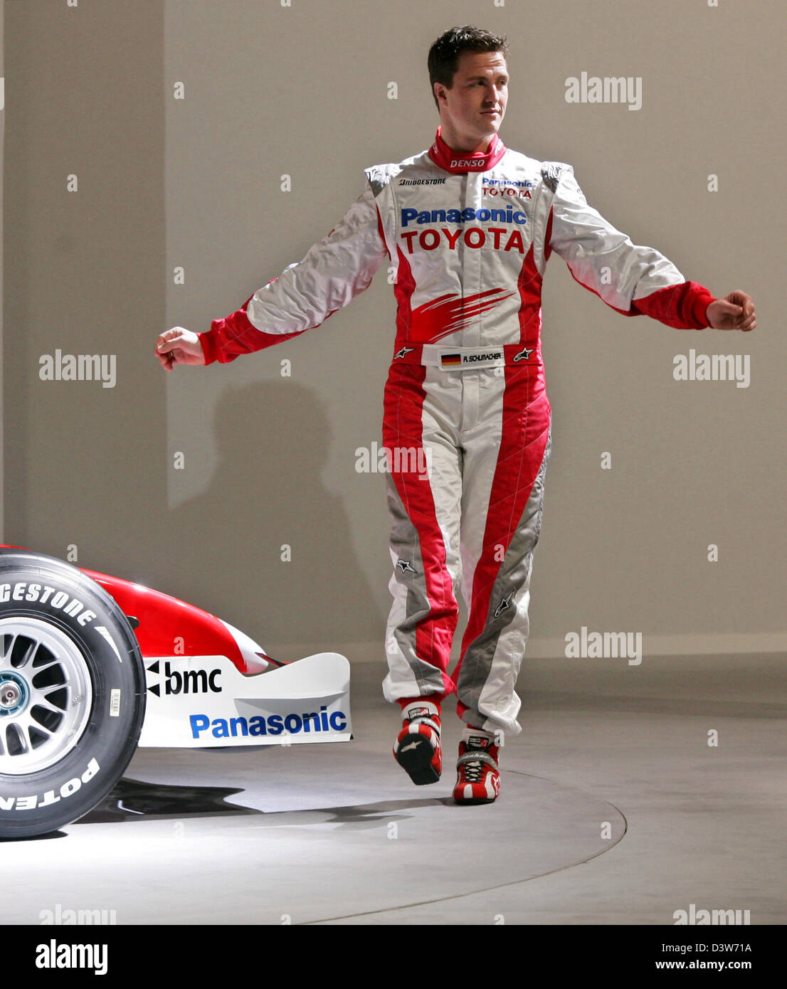 Pilote de Formule 1 allemand Ralf Schumacher en photo au TOYOTA F1 Team Présentation de la nouvelle voiture de course TF 107 pour la saison à venir à Cologne, en Allemagne, vendredi, 12 janvier 2007. Photo : Roland Weihrauch Banque D'Images