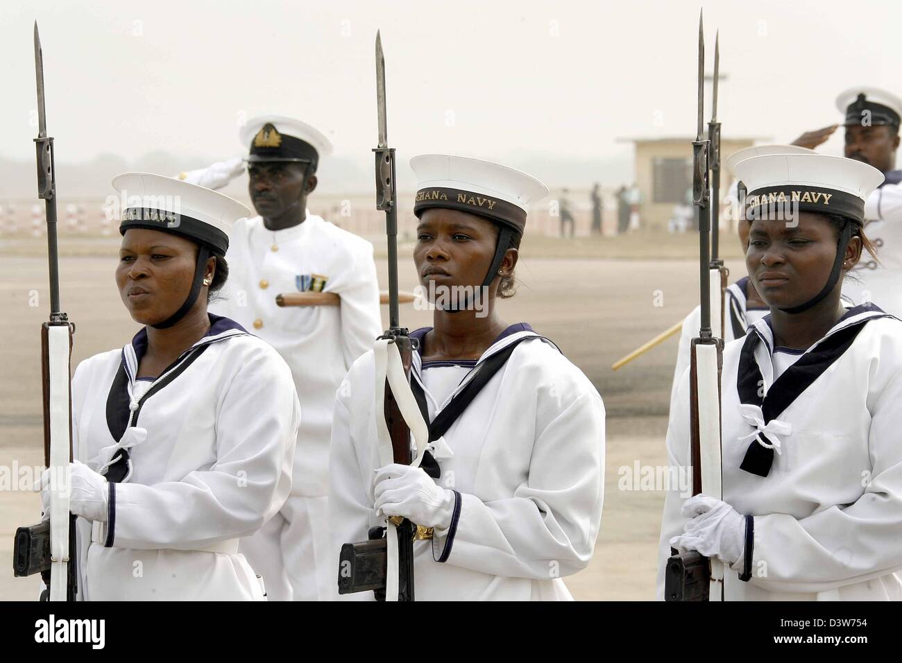 La garde d'honneur présente les armes, pour le président allemand Horst Koehler (non représenté) à l'aéroport de Accra, Ghana, jeudi, 11 janvier 2007. Le chef de l'état allemand est sur une visite de quatre jours dans le pays d'Afrique de l'Ouest. Photo : Wolfgang Kumm Banque D'Images