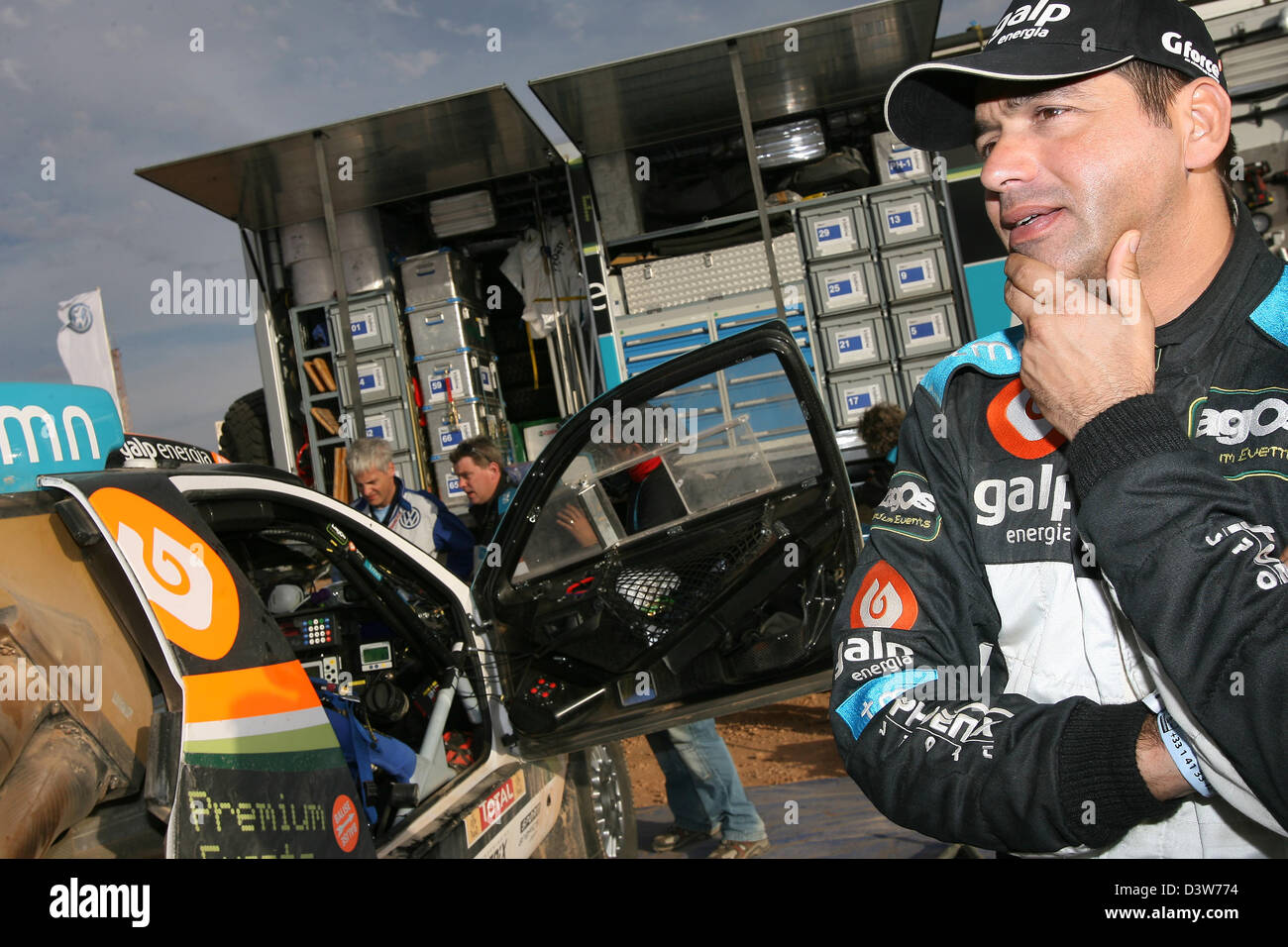 Pilote de rallye portugais Carlos Sousa de Volkswagen Race Touareg 2 est considéré dans le désert de sable au Rallye Dakar 5ème étape de Ouarzazate à Tan Tan, Maroc, 10 janvier 2007. Photo : Volkswagen Motorsport Banque D'Images