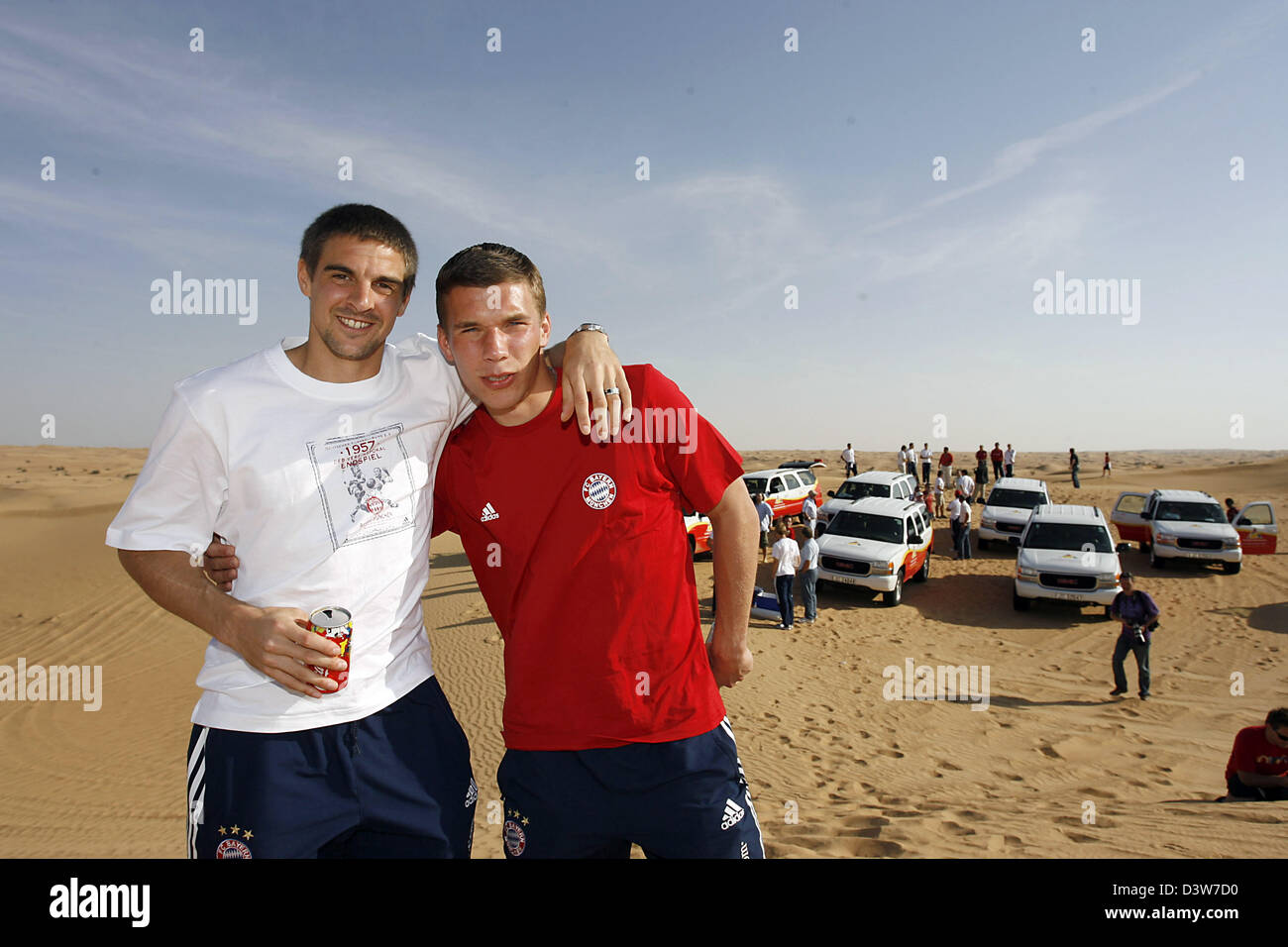 Les joueurs de l'équipe de Bundesliga Bayern Munich,Sebastian Deisler (L) et Lukas Podolski, sont illustrés au cours d'un safari dans le désert près de DUBAÏ, ÉMIRATS ARABES UNIS, le samedi 13 janvier 2007. L'équipe mettra fin à ses dix jours de trainings camp dans les eau le dimanche 14 janvier 2006. Photo : Daniel Karmann Banque D'Images