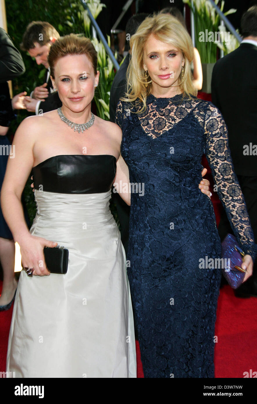 US actrices et soeurs Patricia (L) et Rosanna Arquette (R) sourire pour les caméras qu'ils arrivent à la 64e conférence annuelle Golden Globe Awards à Los Angeles, CA, United States, lundi, 15 janvier 2007. Photo : Hubert Boesl Banque D'Images