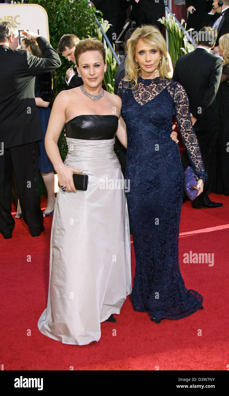 US actrices et soeurs Patricia (L) et Rosanna Arquette (R) sourire pour les caméras qu'ils arrivent à la 64e conférence annuelle Golden Globe Awards à Los Angeles, CA, United States, lundi, 15 janvier 2007. Photo : Hubert Boesl Banque D'Images