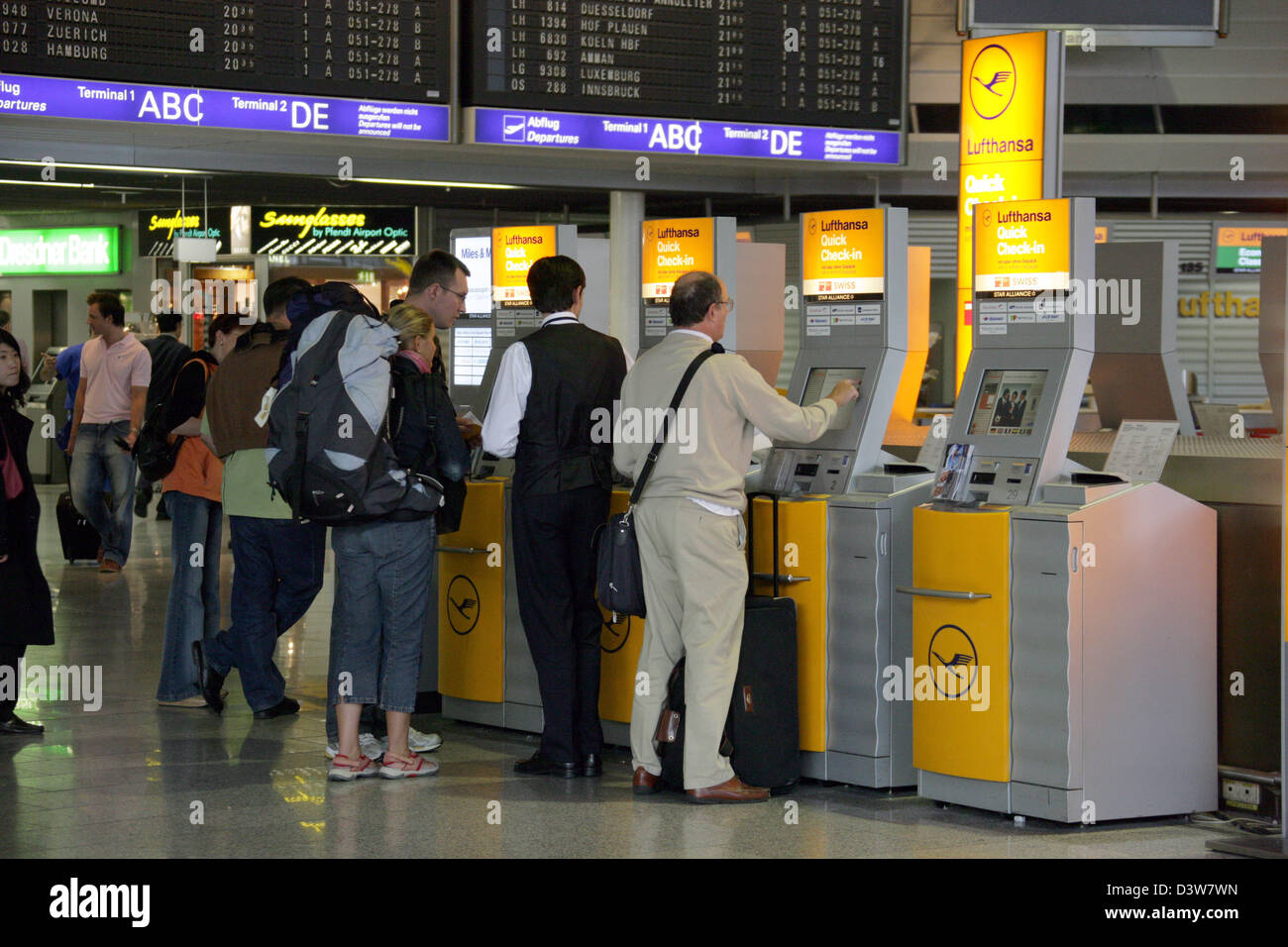 Les passagers se placer en face de soi-disant quick check-in-machines dans le hall A de l'aérogare 1 à l 'aéroport Rhein-Main' à Francfort, Allemagne, juin 2006. Photo : Friedel Gierth Banque D'Images