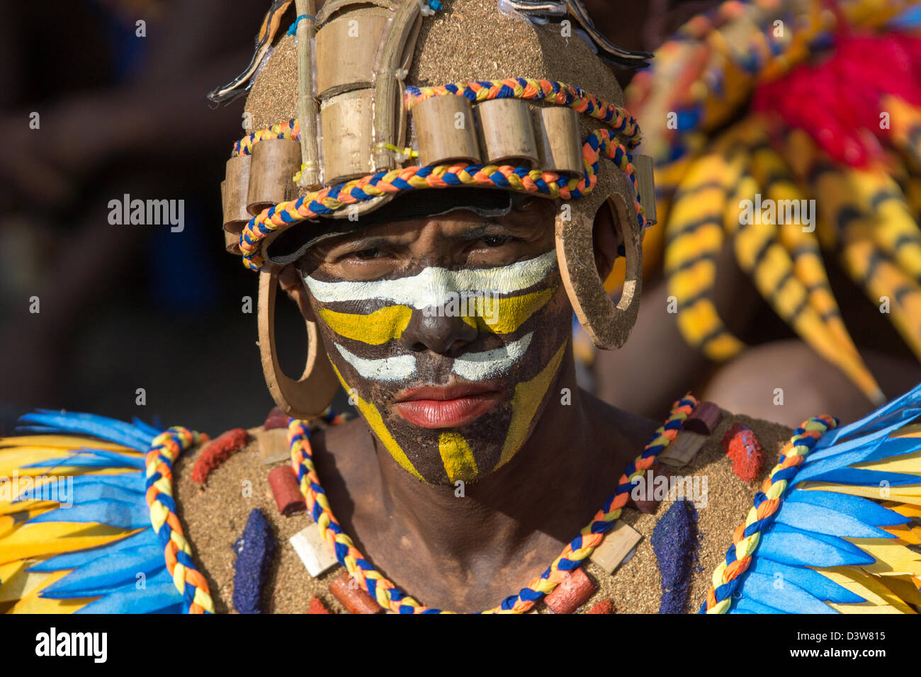 Habillés en costume tribal participant dans le Dinagyang festival dans la ville d'Iloilo, Philippines Banque D'Images