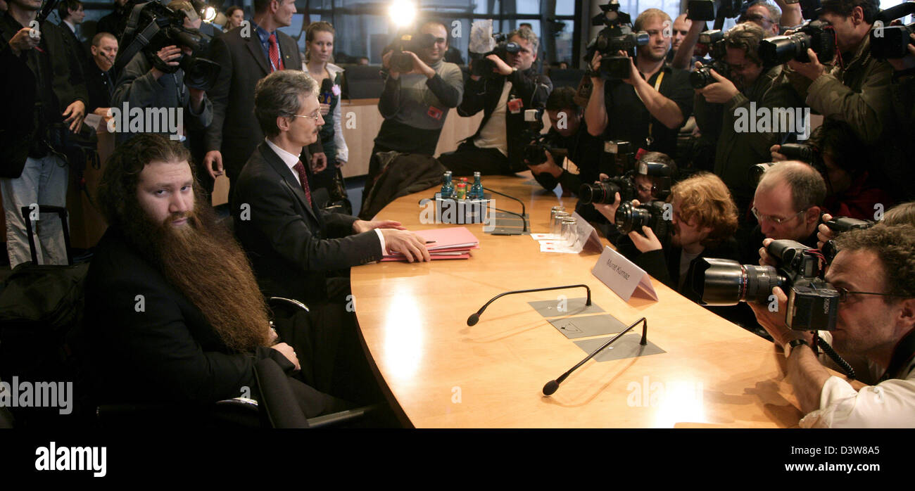 Murat Kurnaz (L) sur la photo à côté de son avocat Bernhard Docke (L) à la Service fédéral de renseignements (BND) Commission d'enquête au Bundestag allemand à Berlin, Allemagne, le jeudi, 18 janvier 2007. Kurnaz, un résident allemand avec citoyenneté turque, a été arrêté au Pakistan deux mois après les attentats terroristes du 11 septembre 2001 aux États-Unis. Soupçonné d'être un terroris Banque D'Images