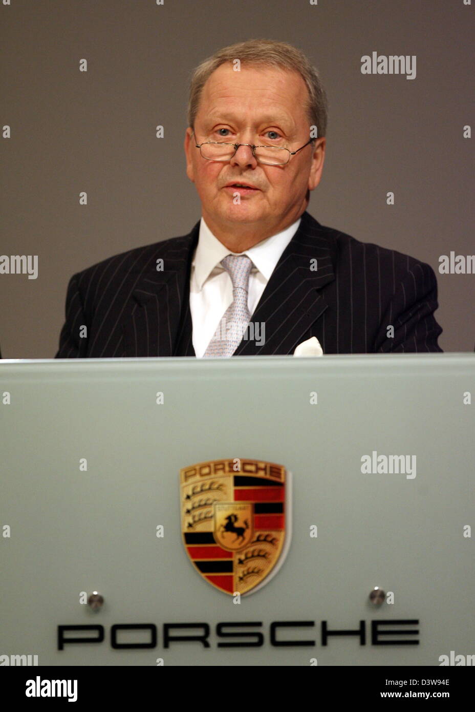 Wolfgang Porsche discussions à partir d'un pupitre avec le logo Porsche Porsche au cours de l'assemblée générale annuelle à Stuttgart, Allemagne, le vendredi 26 janvier 2007. Wolfgang Porsche est élu le nouveau président du Conseil de Surveillance de Porsche. Photo : Bernd Weissbrod Banque D'Images