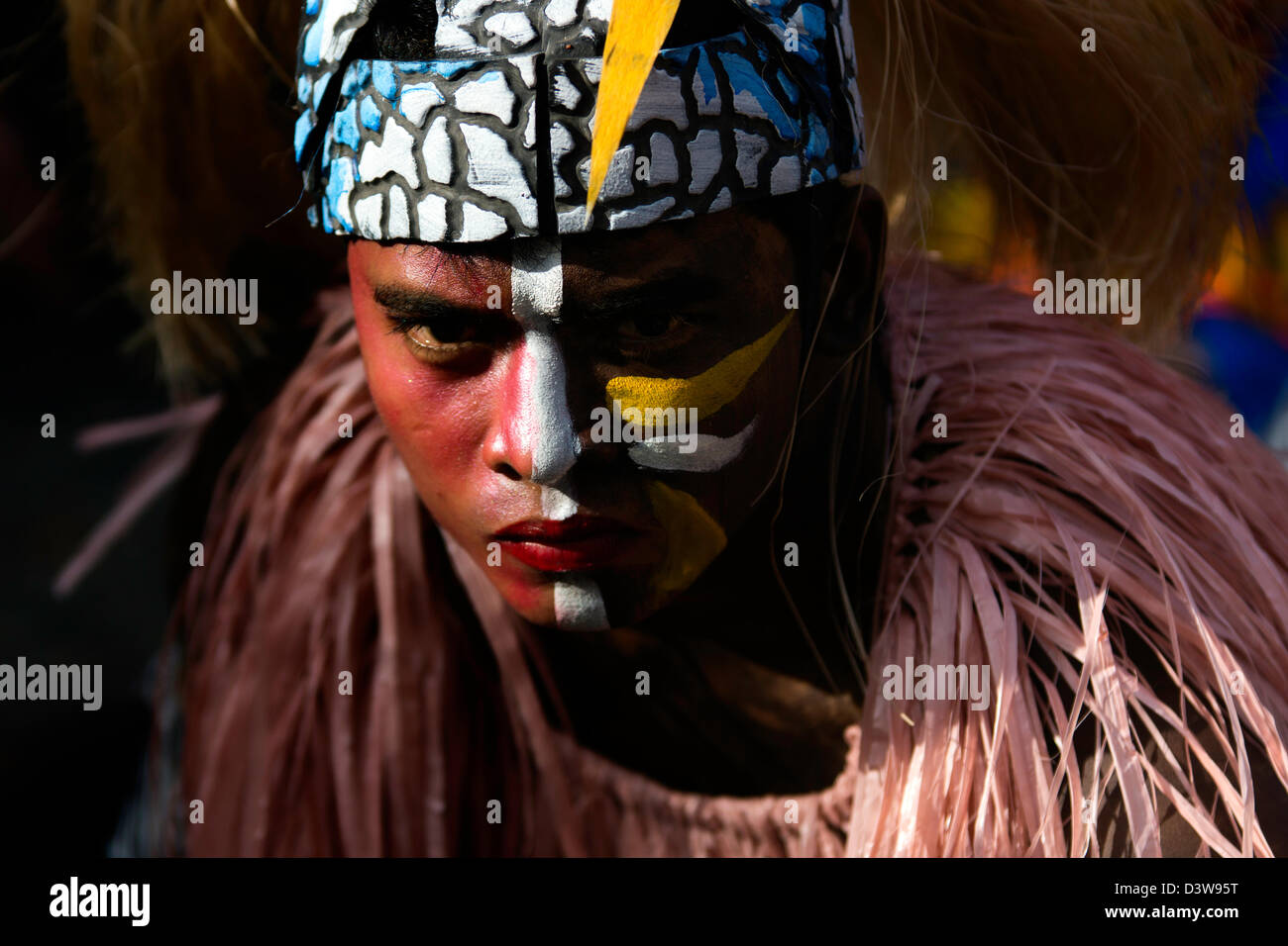 Habillés en costume tribal participant dans le Dinagyang festival dans la ville d'Iloilo, Philippines Banque D'Images