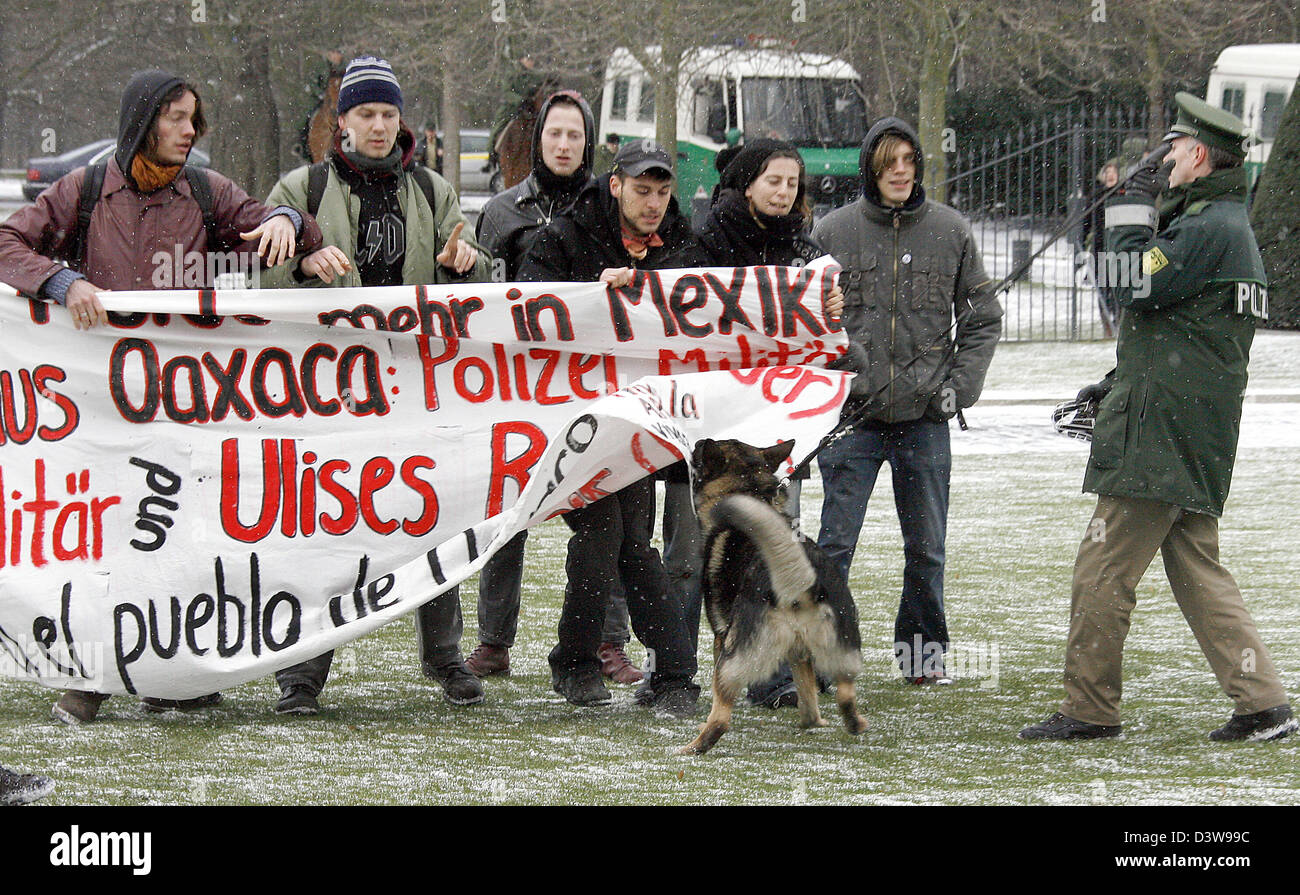 Un agent de police fédérale repousse les manifestants d'assaut le château de Bellevue à Berlin, Allemagne, le jeudi, 25 janvier 2007. Le président mexicain Felipe Calderon est sur une visite de deux jours en Allemagne avant qu'il continue son voyage au Forum économique mondial de Davos, en Suisse. Photo : Wolfgang Kumm Banque D'Images